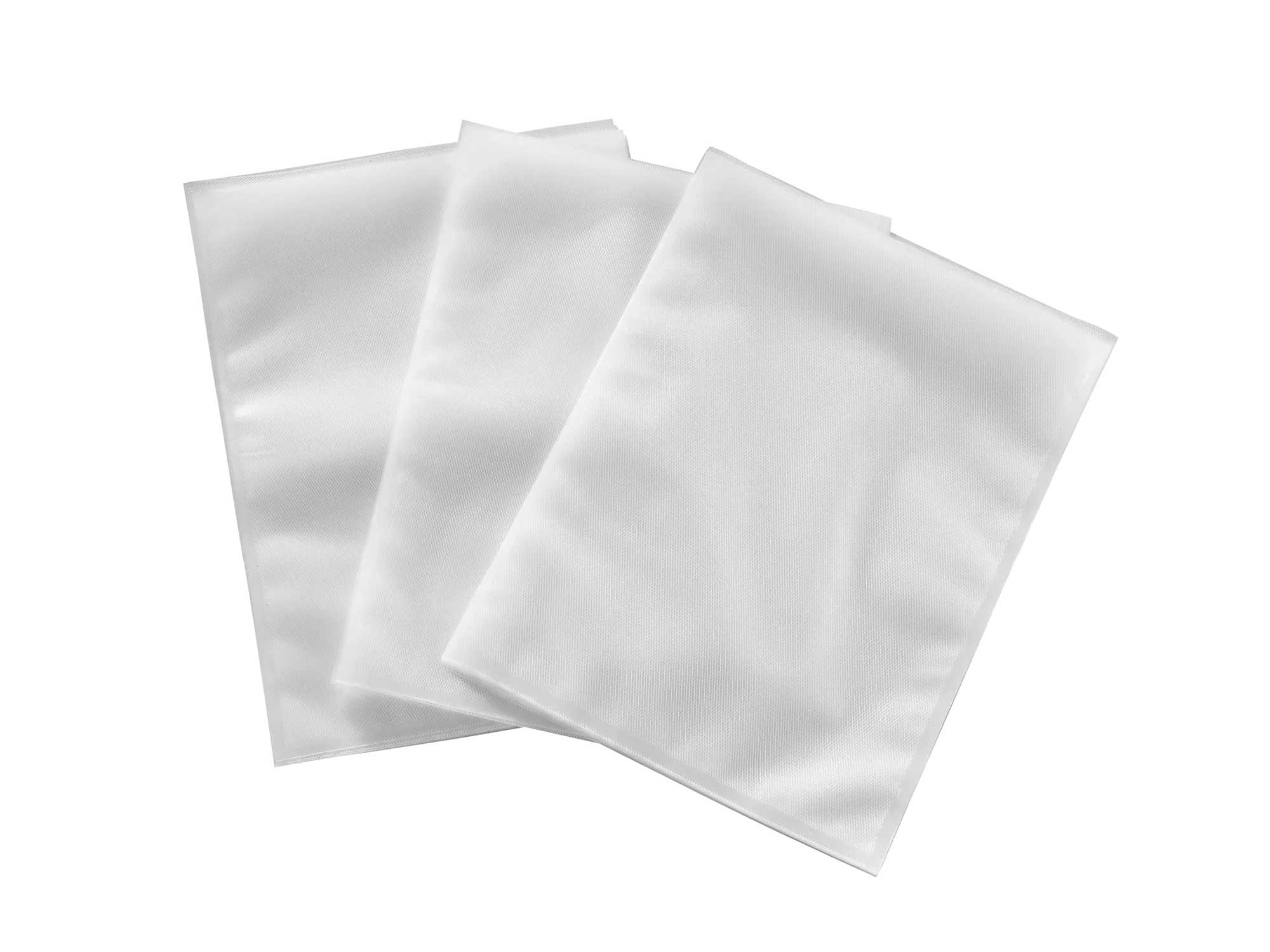 Trois sachets sous vide blancs de 30 x 40 cm posés sur un fond noir. Ils sont lisses et non imprimés, idéaux pour conserver les aliments ou d'autres objets.