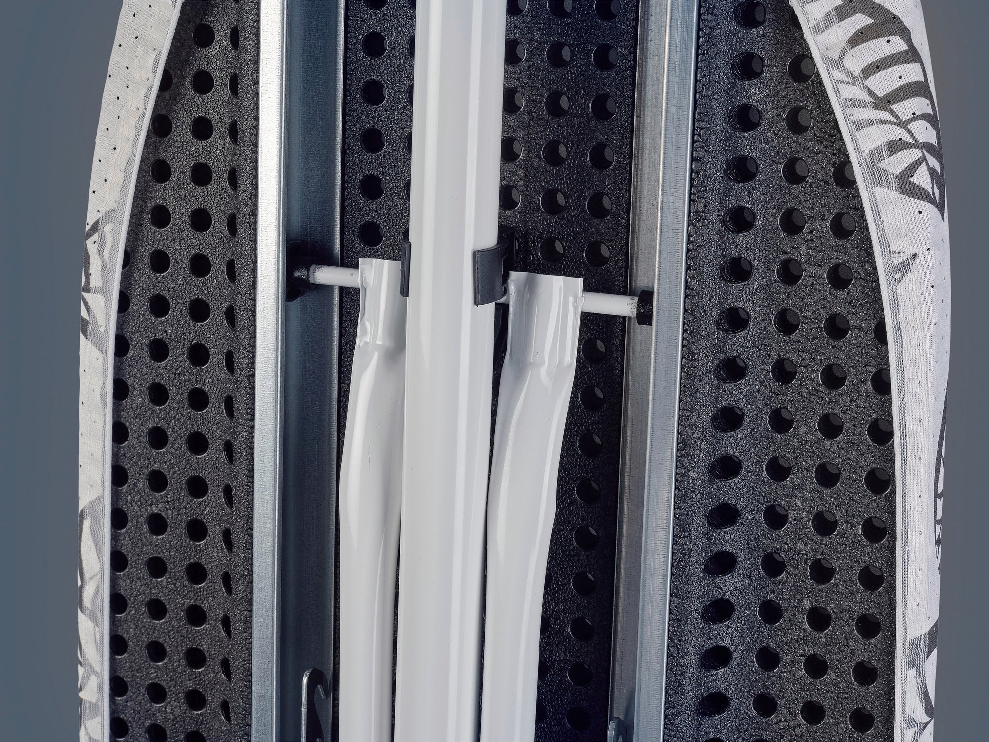 Bügeltisch Air Board Express M Solid in Nahaufnahme. Das Bild zeigt die stabile Konstruktion und das atmungsaktive Design des Bügeltischs mit perforierter Oberfläche.