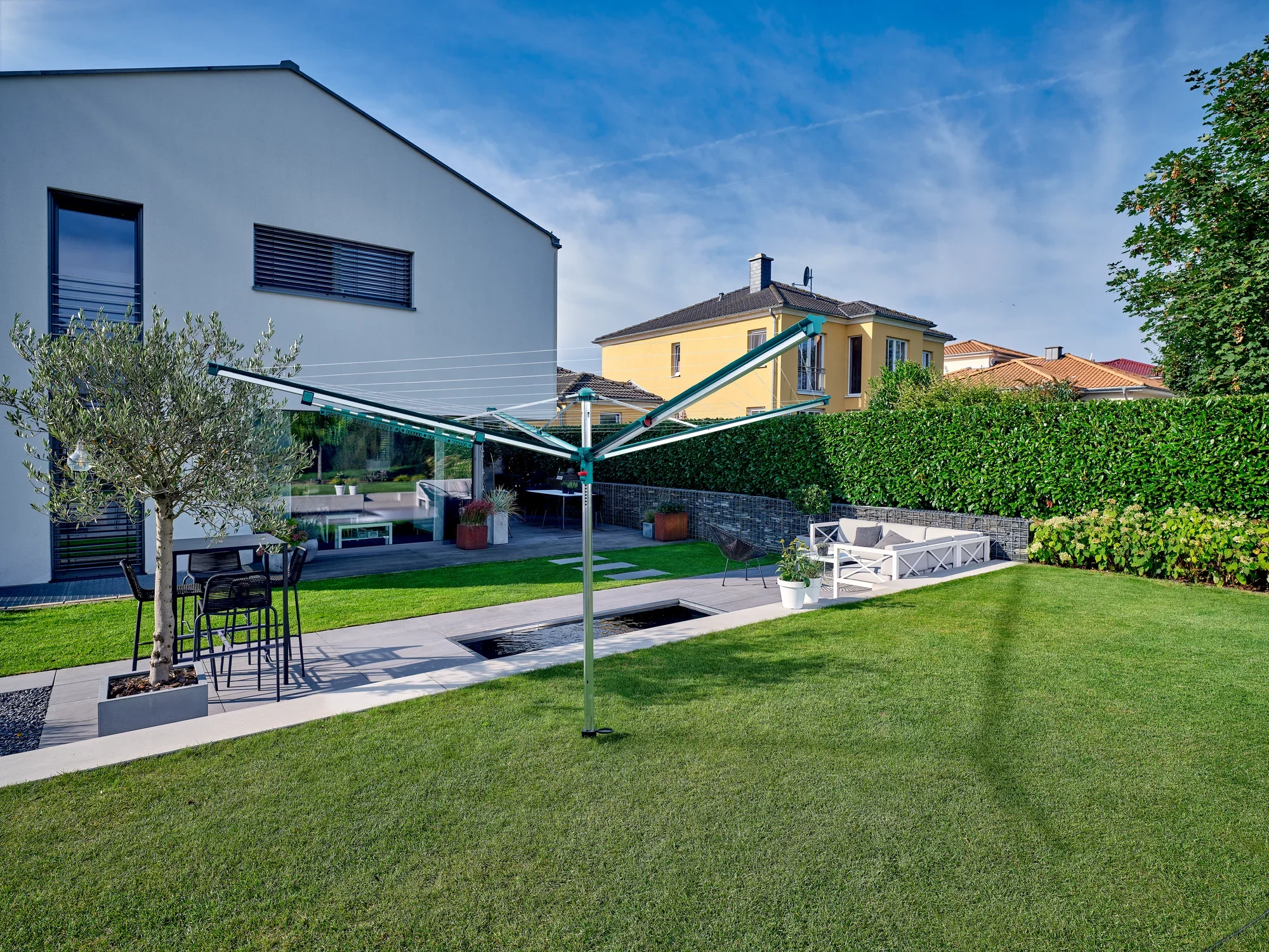 Uchwyt na drobne przedmioty Linomatic Easy Clip jest przymocowany do linki do prania. Uchwyt jest idealny do wieszania małych elementów odzieży lub akcesoriów i pozwala utrzymać porządek.