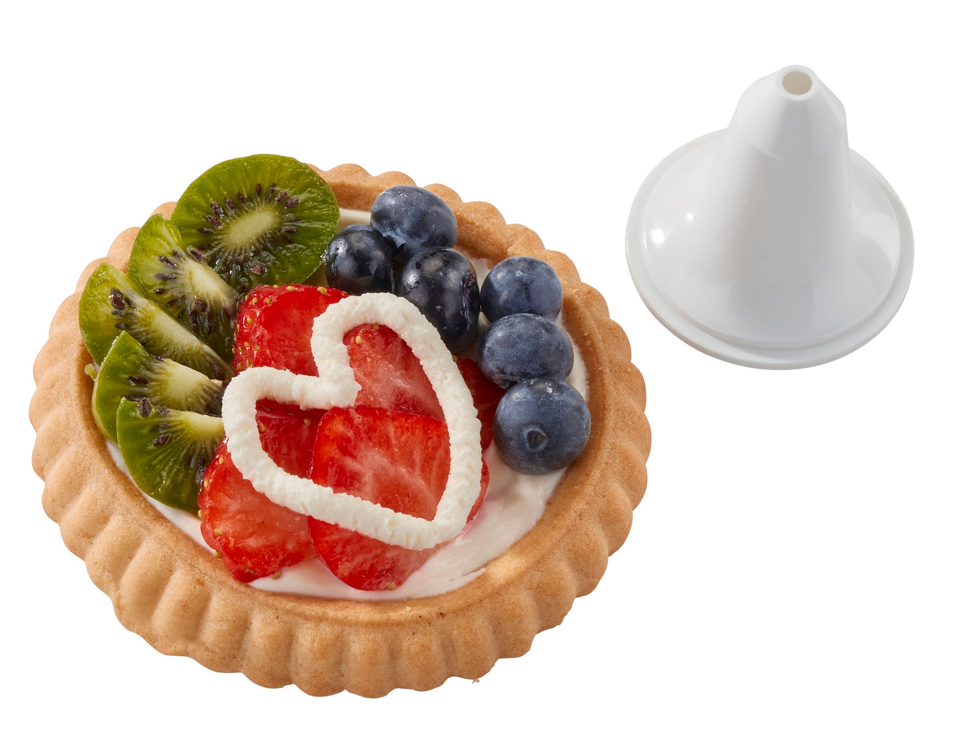 Ein rundes Törtchen mit Kiwi-, Erdbeer- und Blaubeerscheiben, dekoriert mit einer Sahneherzform, liegt neben einer weißen Einhand-Garnierspritze. Ideal zum Verzieren von Desserts.