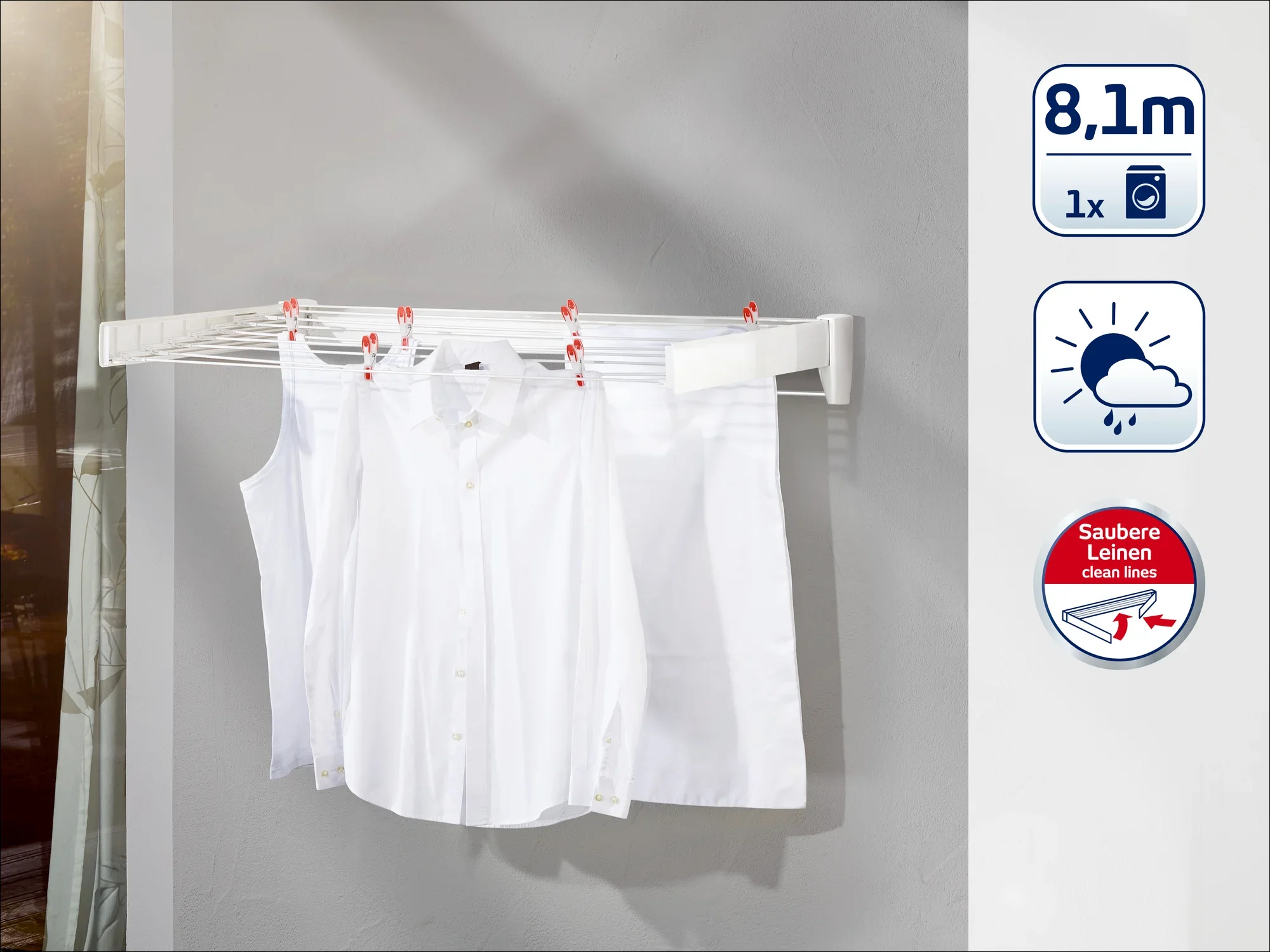 Een wanddroger met hangende witte kleding. Hij heeft een drooglengte van 8,1 meter en is weerbestendig. Ideaal voor schone was bij elk weertype.