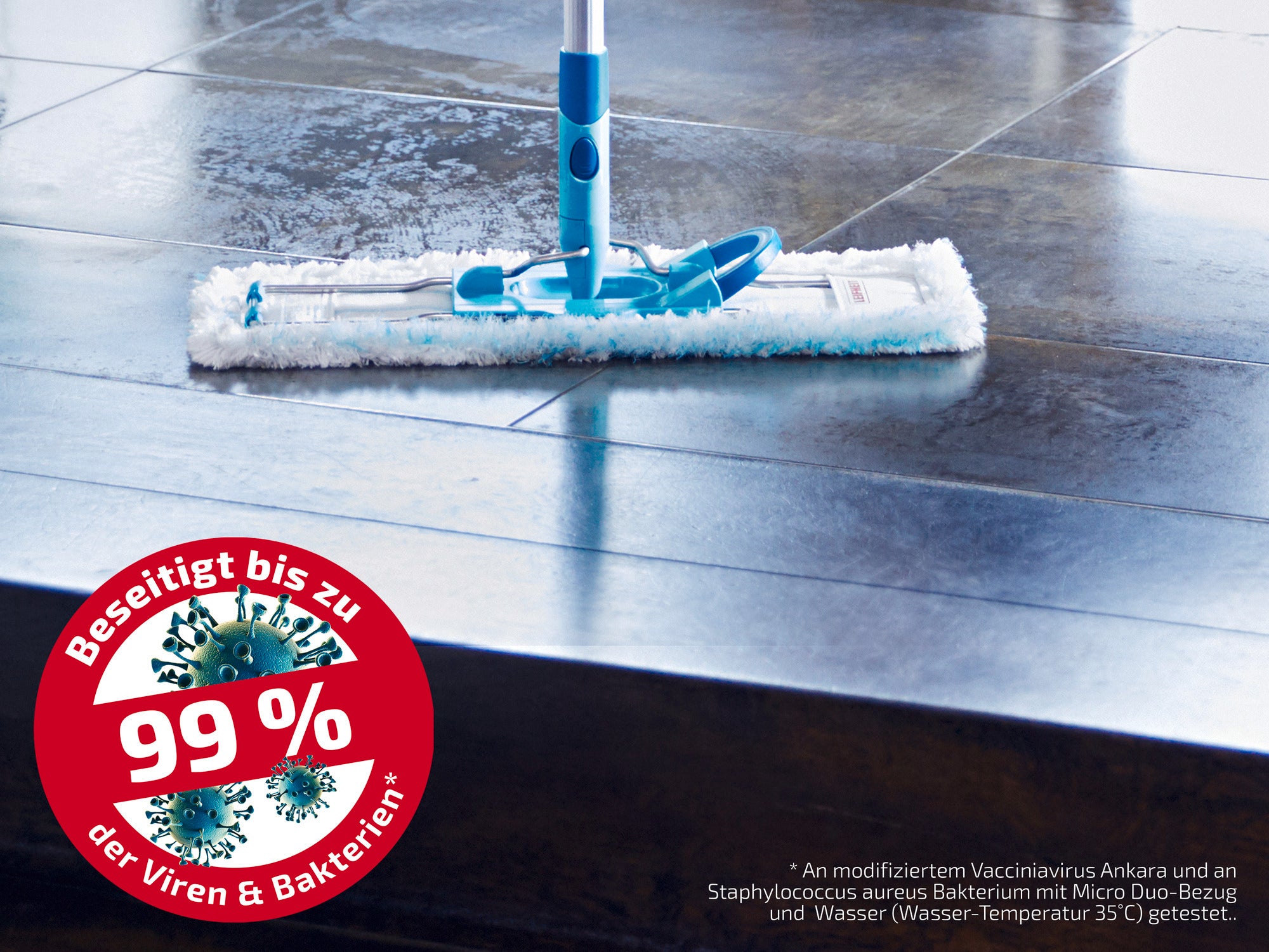 Profi XL vloermop met micro duo-overtrek maakt donkere tegels effectief schoon. Een rode verzegeling is zichtbaar: Verwijdert tot 99% van de virussen en bacteriën. Ideaal voor hygiënische reiniging.