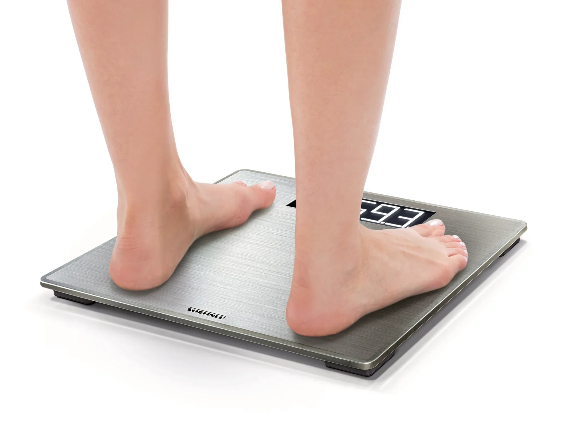 Osoba stoi boso na cyfrowej wadze łazienkowej Style Sense Safe 300. Waga pokazuje wagę na czytelnym wyświetlaczu. Idealna do precyzyjnych pomiarów.