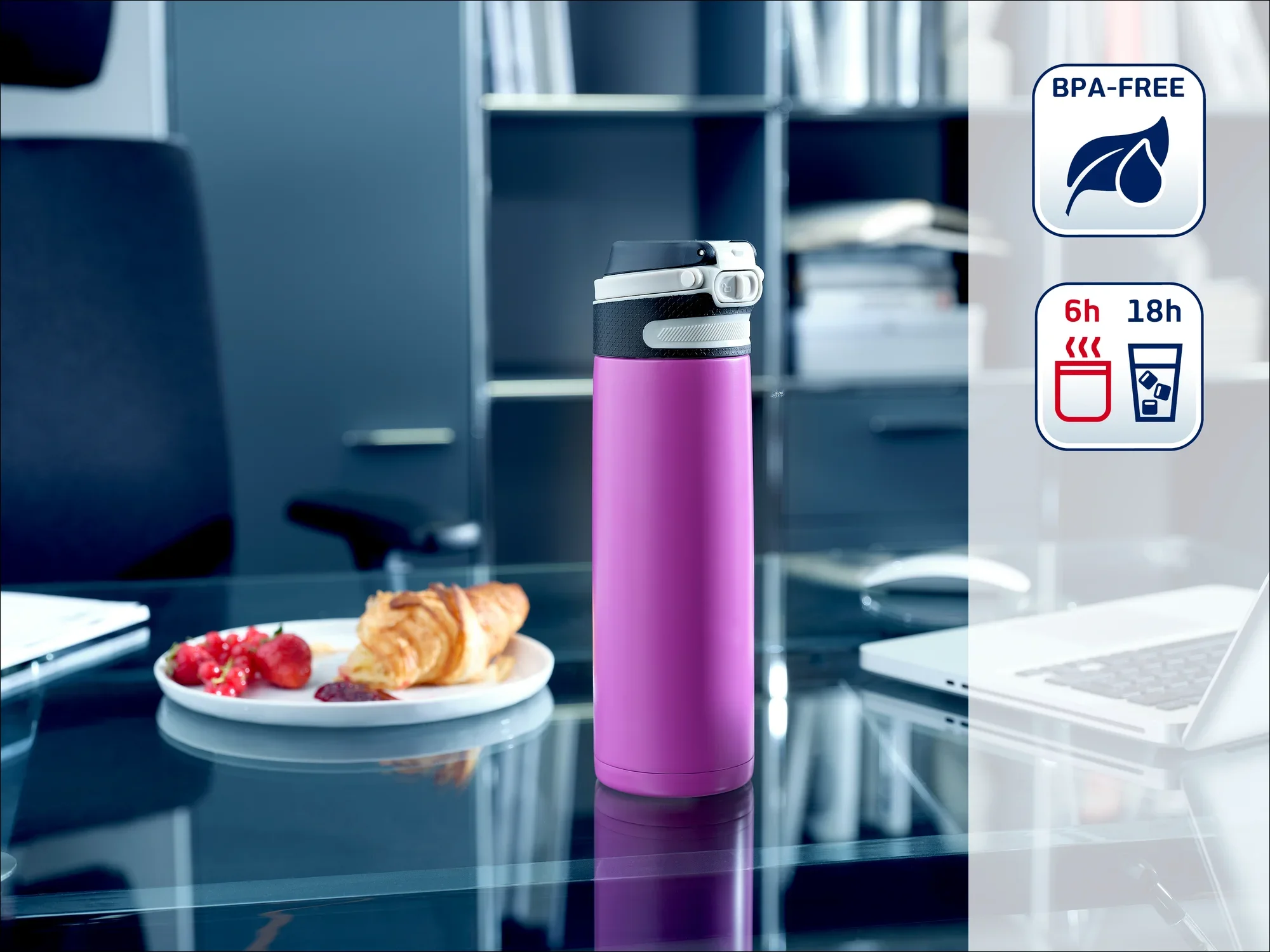 Een paarse thermosfles staat op een modern bureau naast een bord koekjes. De fles is BPA-vrij en houdt drankjes 6 uur warm en 18 uur koud.