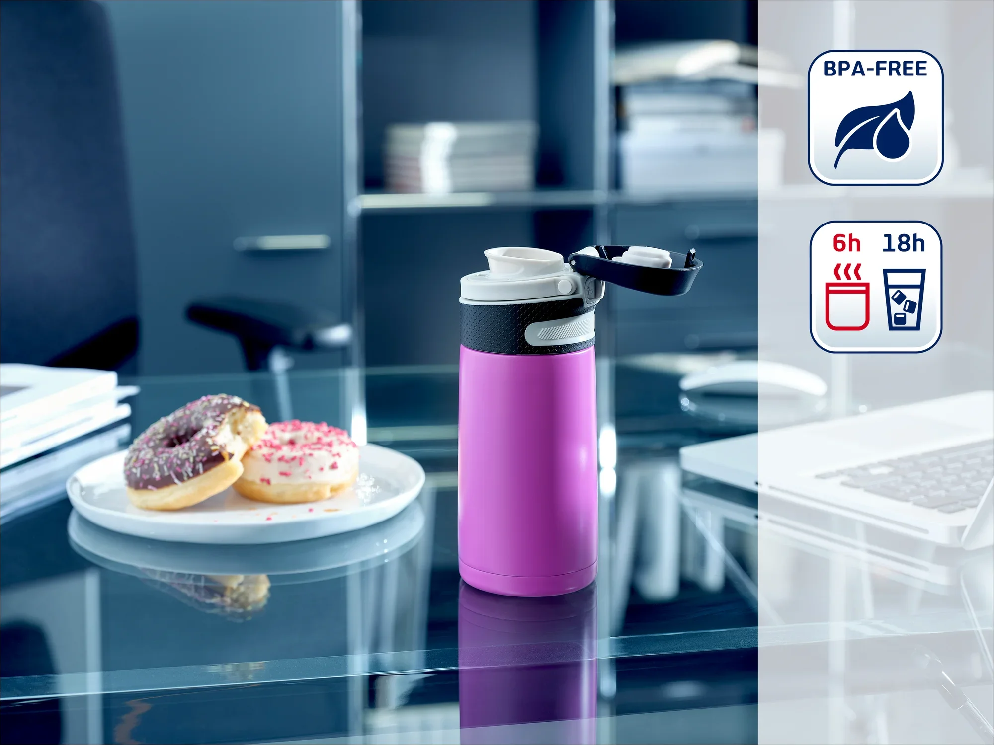 Różowy termos stoi na biurku obok talerza z pączkami. Butelka jest wolna od BPA i utrzymuje napoje gorące przez 6 godzin, a zimne przez 18 godzin.