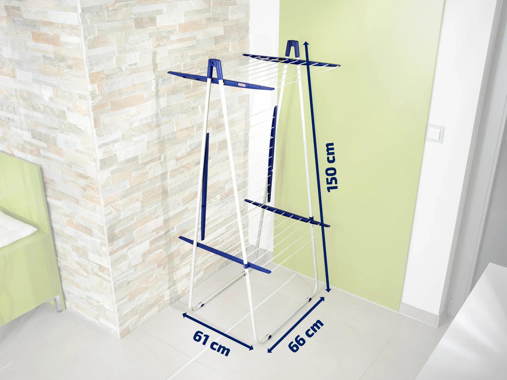 Toren droger met een hoogte van 150 cm, breedte van 66 cm en diepte van 61 cm. Ideaal voor kleine ruimtes, biedt veel ruimte voor het drogen van kleding. Robuuste constructie.