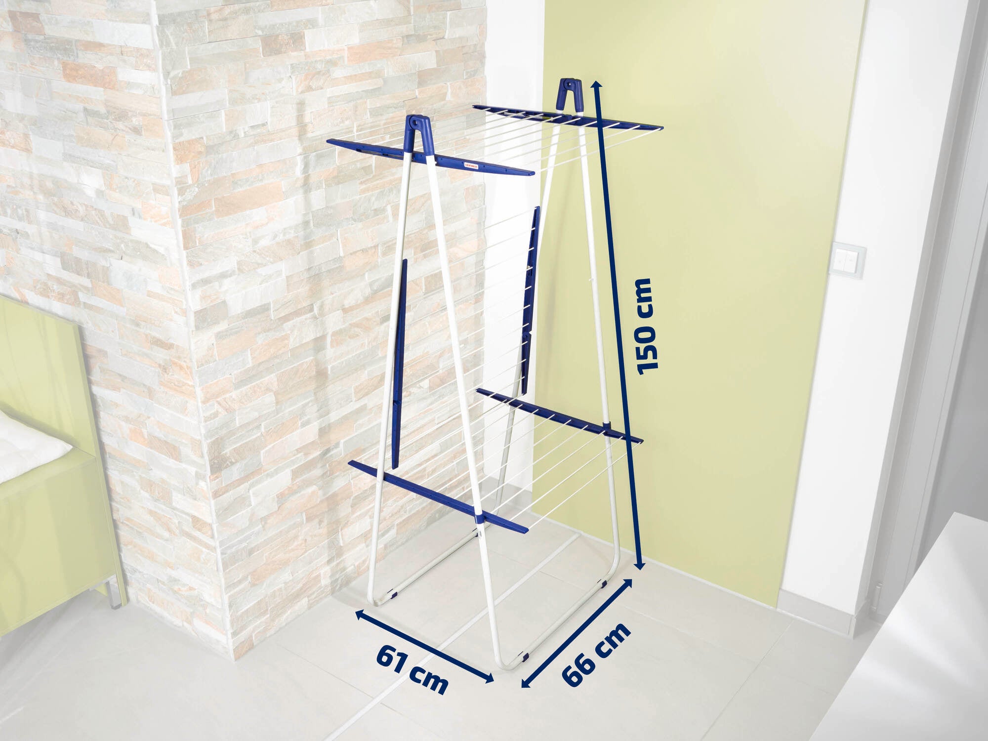 Toren droger met een hoogte van 150 cm, breedte van 66 cm en diepte van 61 cm. Ideaal voor kleine ruimtes, biedt veel ruimte voor het drogen van kleding. Robuuste constructie.