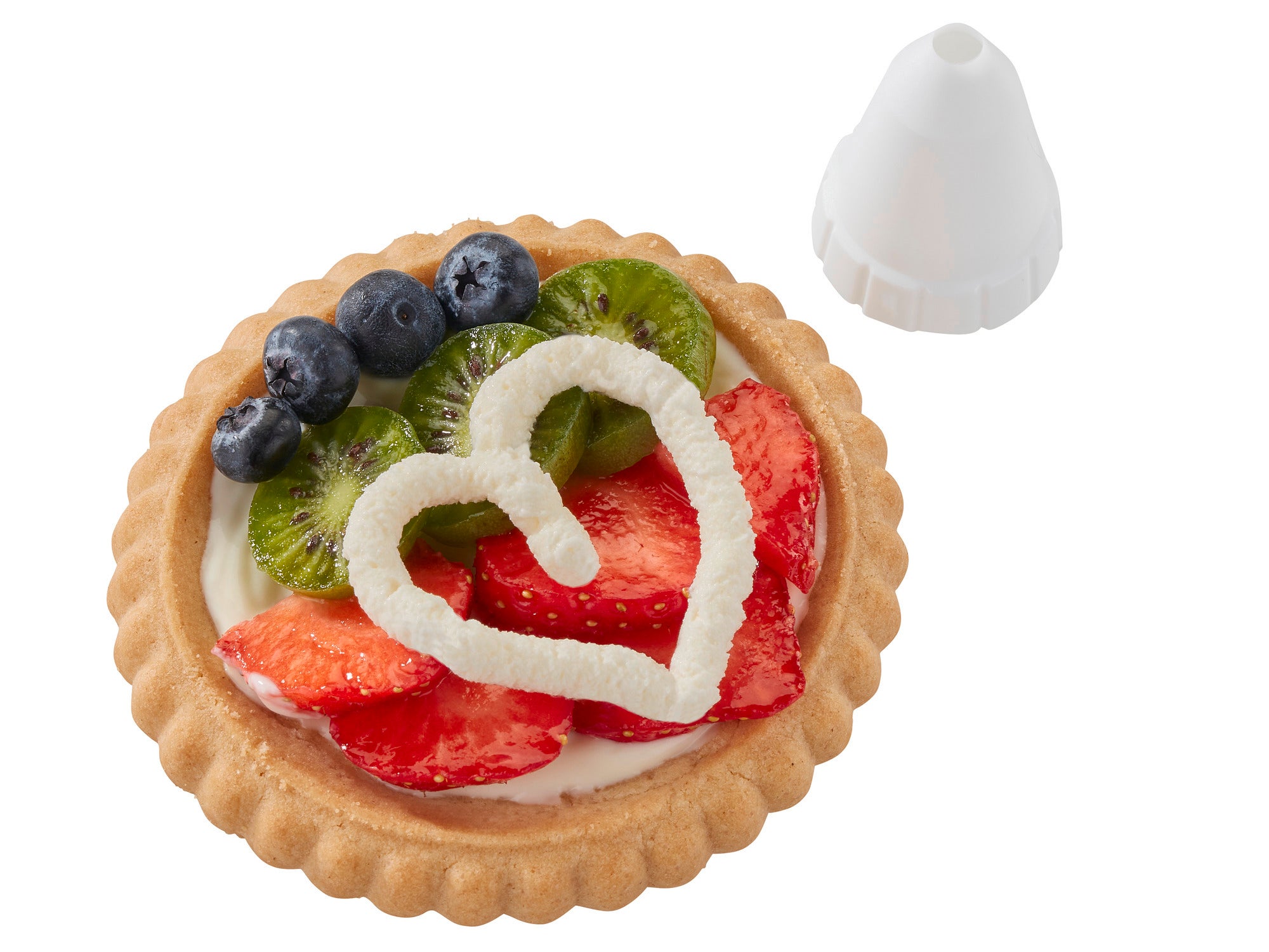 Ein Spritzbeutel-Set wird verwendet, um eine herzförmige Sahneverzierung auf einem Obsttörtchen zu kreieren. Das Törtchen ist mit Erdbeeren, Kiwi und Blaubeeren dekoriert.