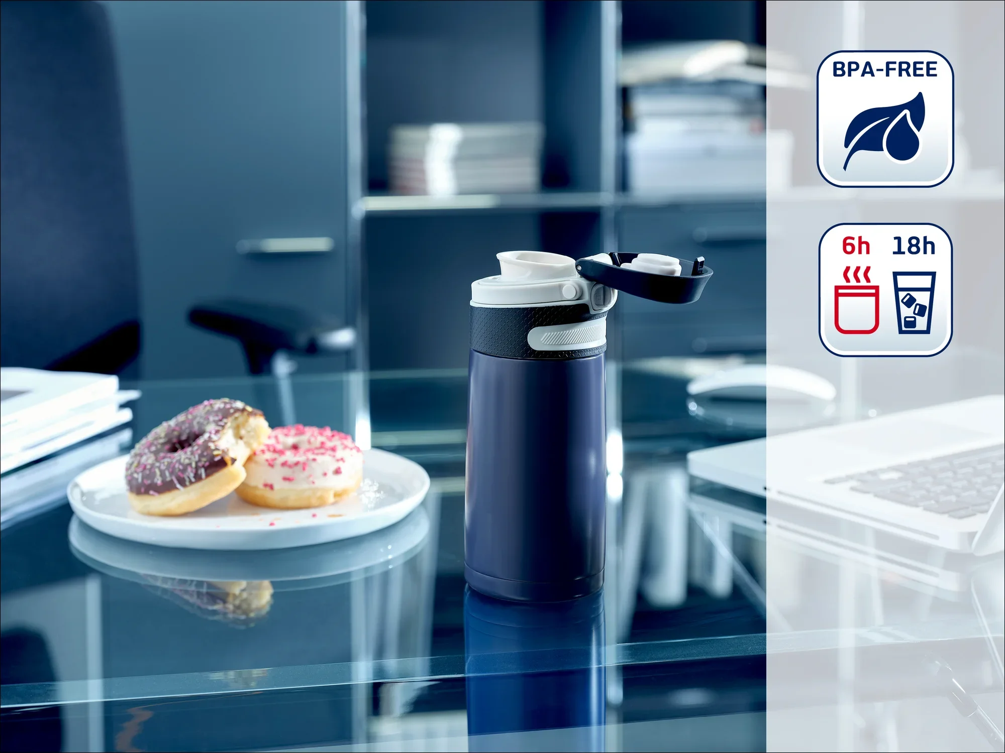 Termos stoi na biurku obok talerza z pączkami. Dzbanek jest wolny od BPA i utrzymuje napoje gorące przez 6 godzin, a zimne przez 18 godzin. Idealny do biura.