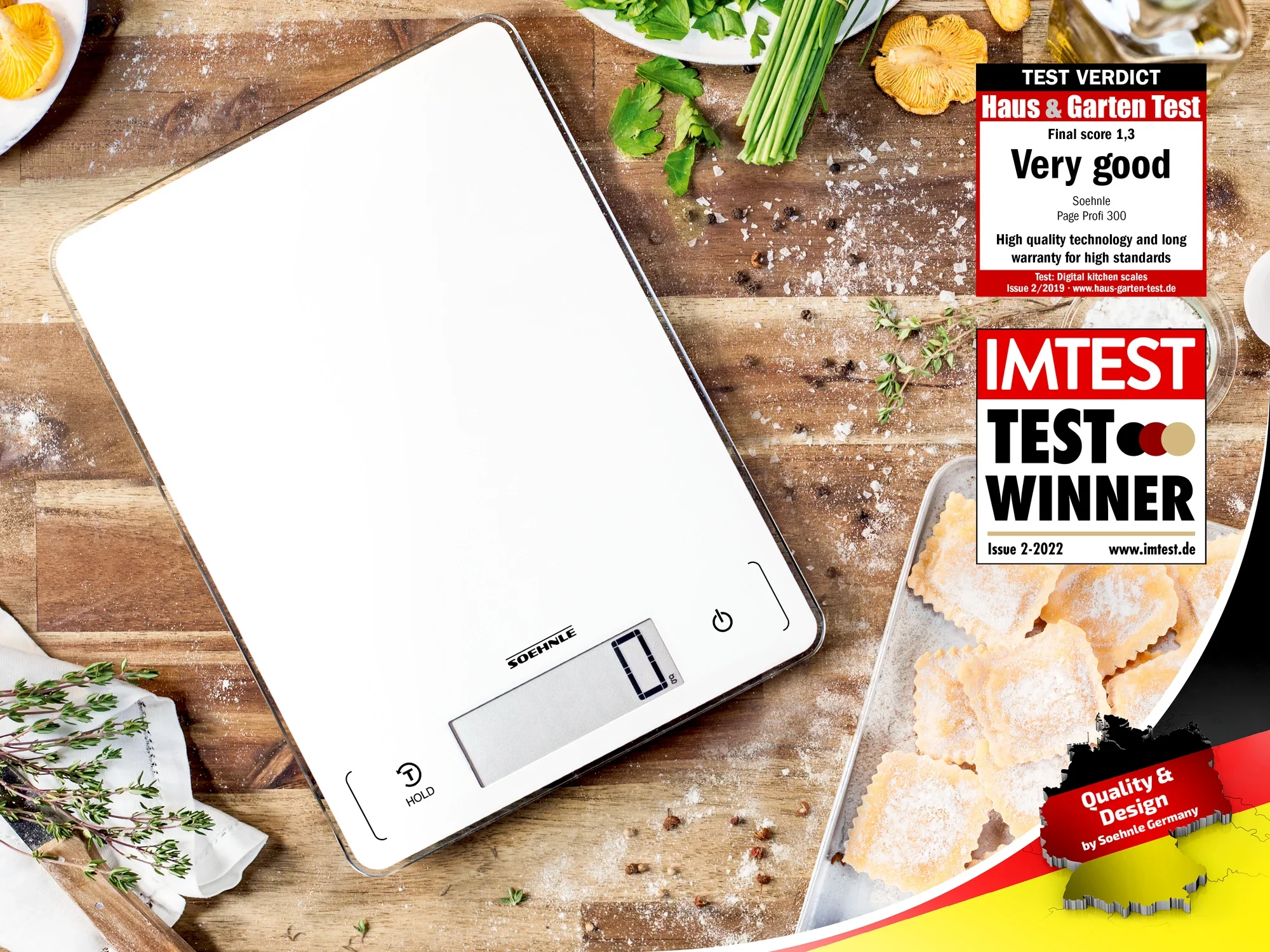 Eine digitale Küchenwaage von Soehnle auf einem Holztisch, umgeben von frischen Zutaten. Die Waage hat ein modernes Design und wurde als Testsieger ausgezeichnet.
