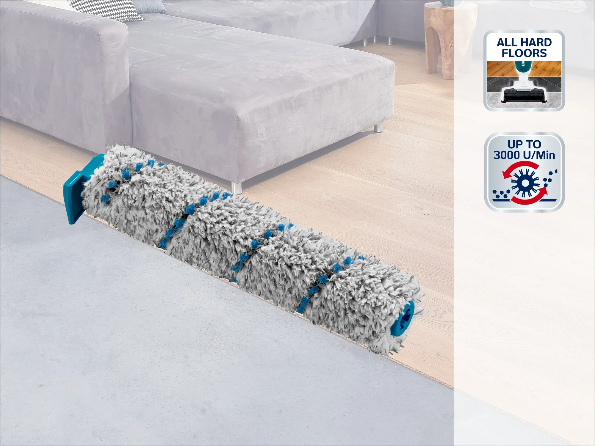Szaro-niebieska nakładka do mopa podłogowego leży na jasnej drewnianej podłodze obok szarej sofy. Nadaje się do wszystkich twardych podłóg, z prędkością do 3000 obr.
