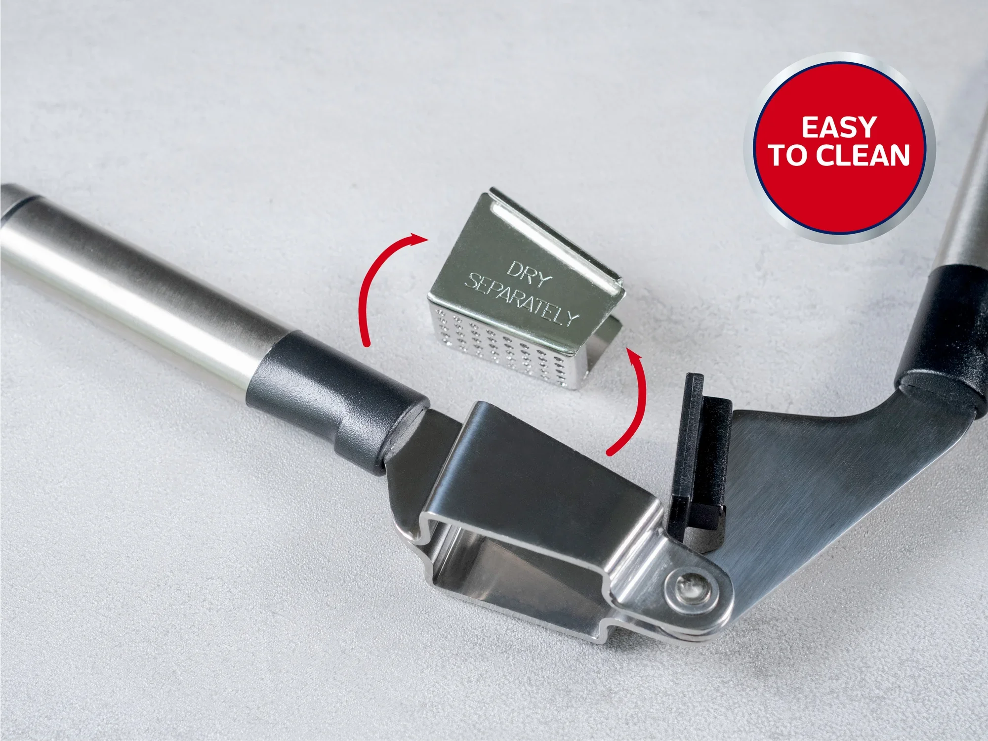 Wyciskacz do czosnku ze stali nierdzewnej z wyjmowanym wkładem, który jest łatwy do czyszczenia. Wkładka jest oznaczona napisem "EASY TO CLEAN". Idealny do kuchni.