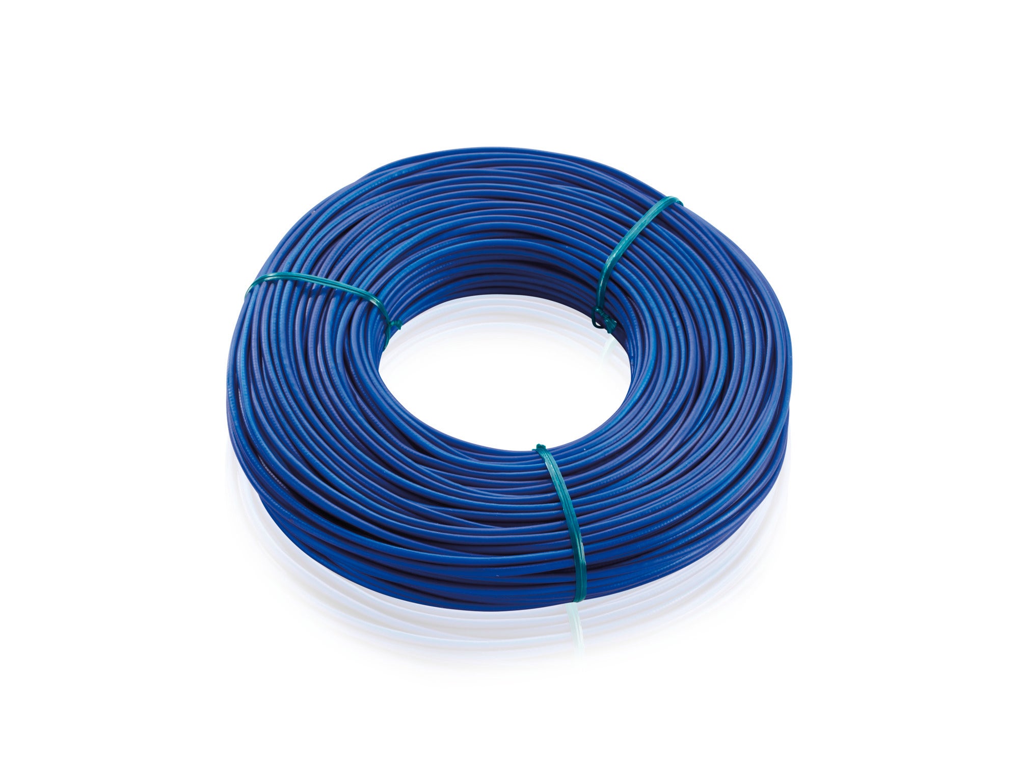 Een blauwe vervangende waslijnbundel met een lengte van 62 meter, netjes opgerold en vastgezet met groene riemen. Ideaal voor de online shop.