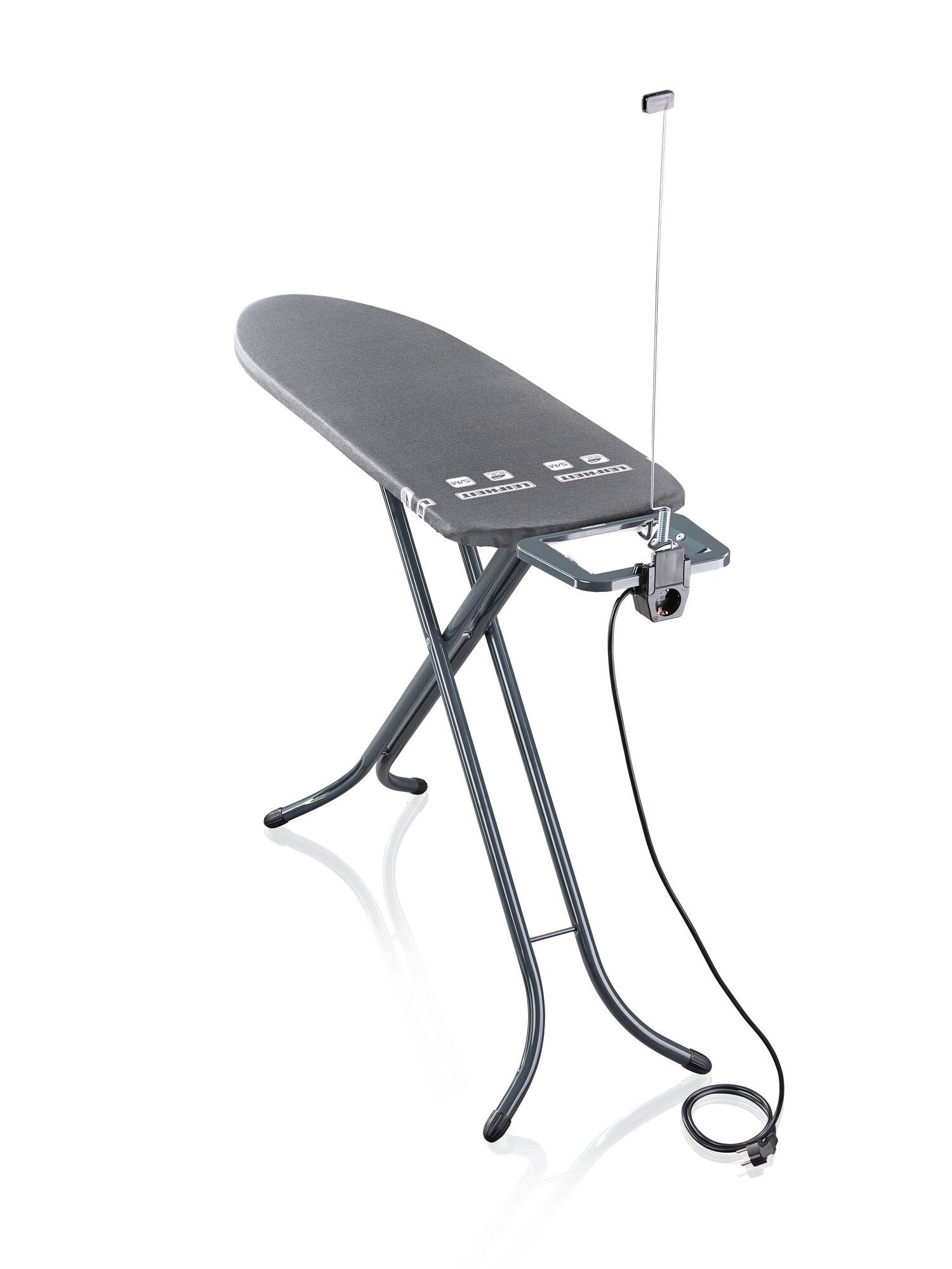 Bügeltisch Air Board M Black Plus: Moderner, schwarzer Bügeltisch mit stabilen Beinen und integrierter Steckdose. Ideal für effizientes und komfortables Bügeln.