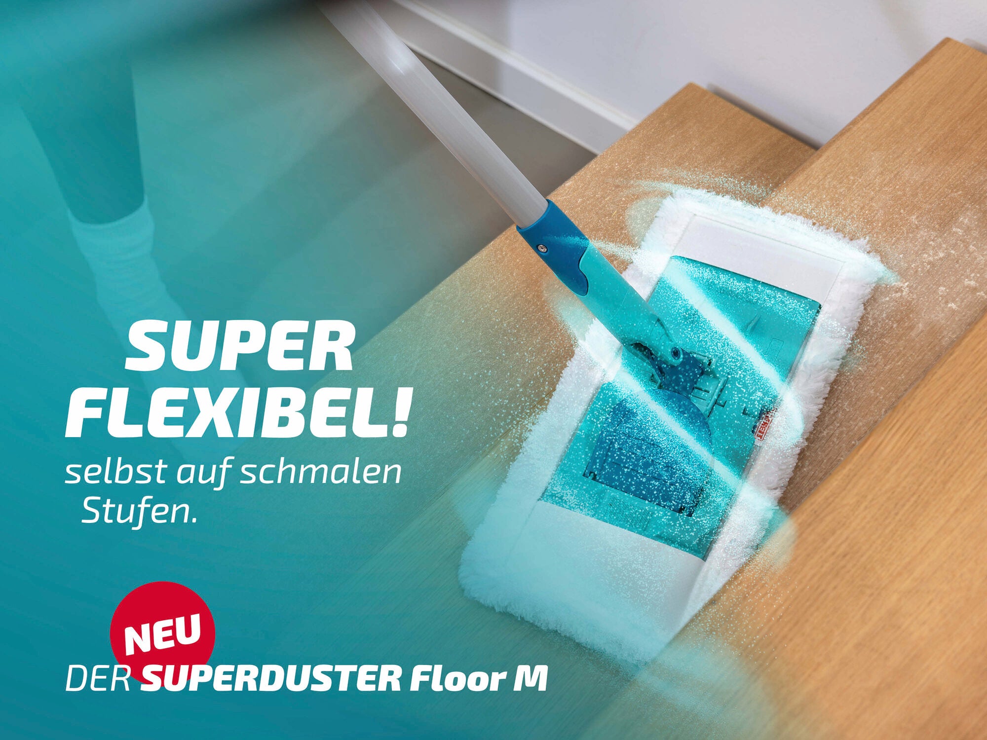 Der Leifheit Superduster Floor M ist ein flexibler Staubbezug, ideal für schmale Stufen. Das Bild zeigt den Staubbezug in Aktion auf einer Treppe. Perfekt für schwer zugängliche Stellen.