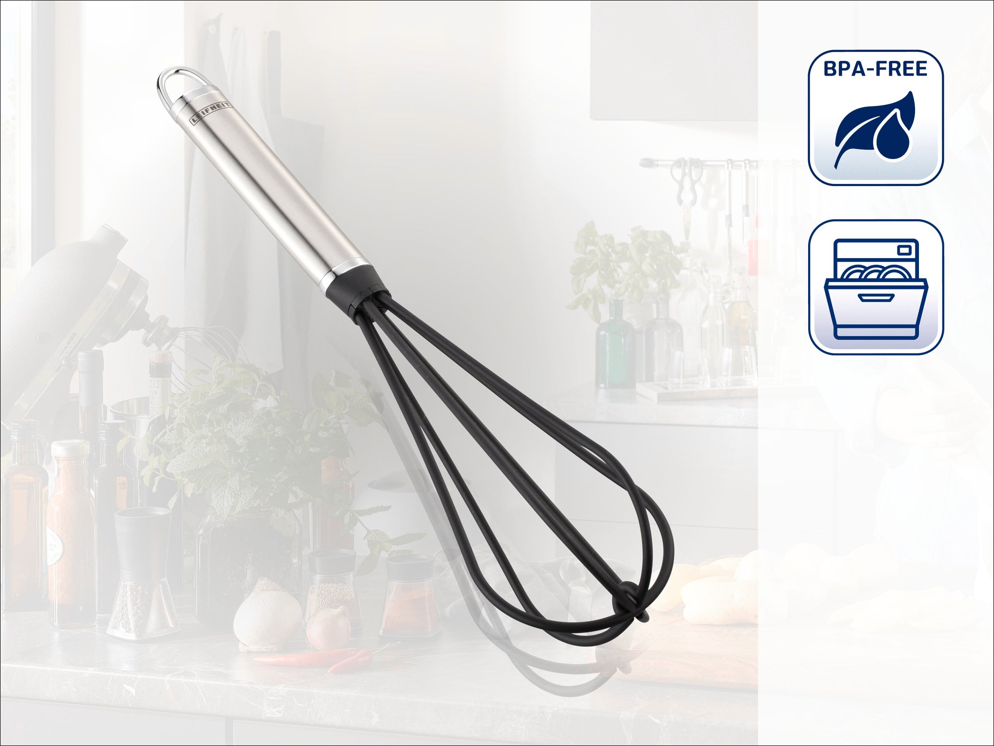 Un fouet en acier inoxydable avec une tête en silicone noir posé sur un plan de travail de cuisine. Le produit est sans BPA et lavable au lave-vaisselle, idéal pour cuisiner en toute sécurité et facilement.