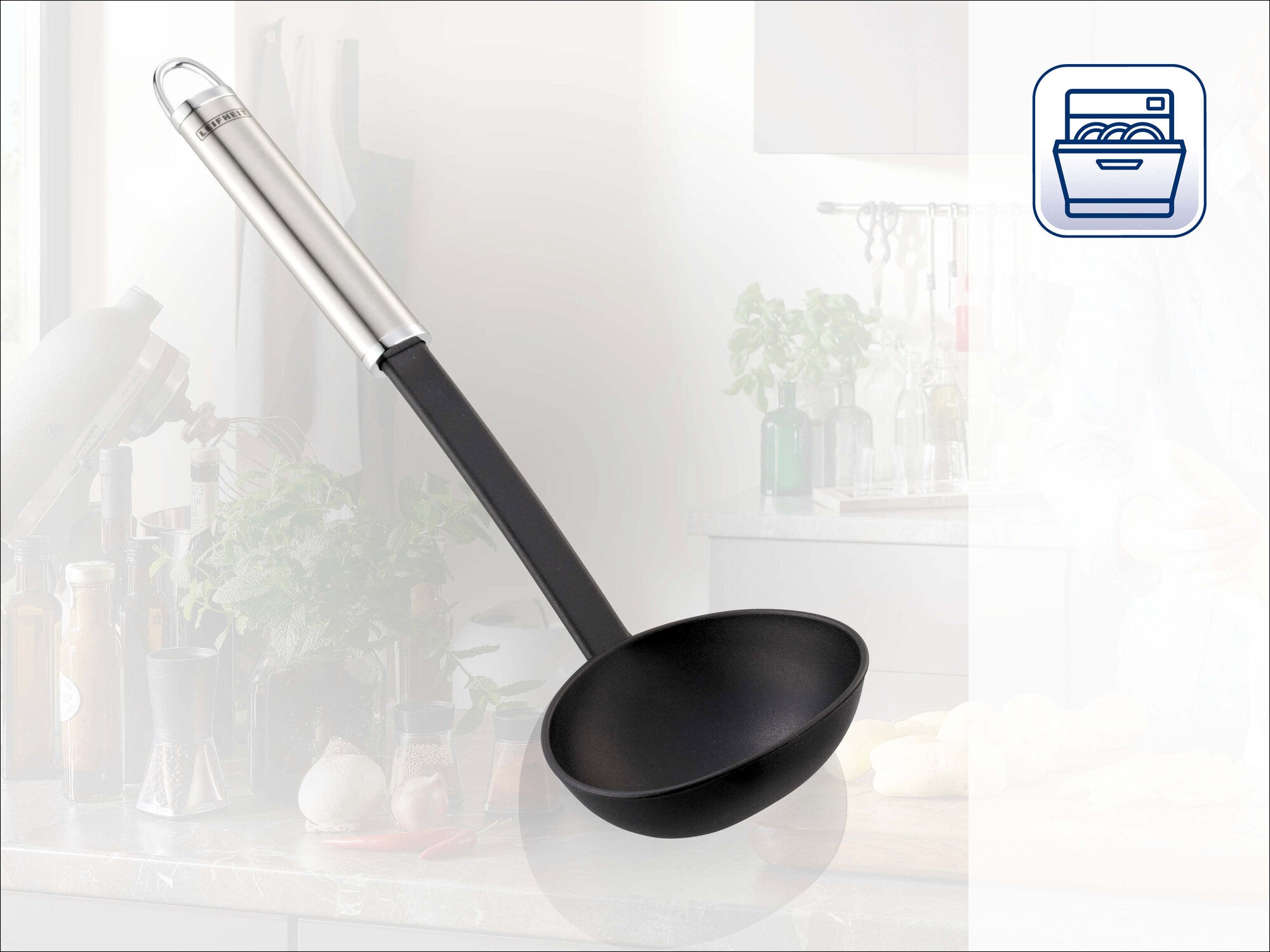 Leifheit Schöpflöffel mit schwarzer Schale und ergonomischem Griff aus Edelstahl und Kunststoff, freigestellt vor heller Küchenkulisse; ideal zum Servieren von Suppen, Saucen und Eintöpfen.