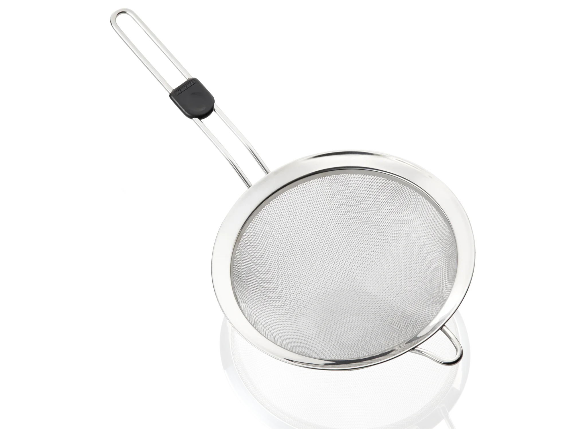 Passoire en acier inoxydable d'un diamètre de 20 cm. Idéale pour égoutter les liquides ou tamiser la farine. Long manche pour une manipulation sûre et facile.