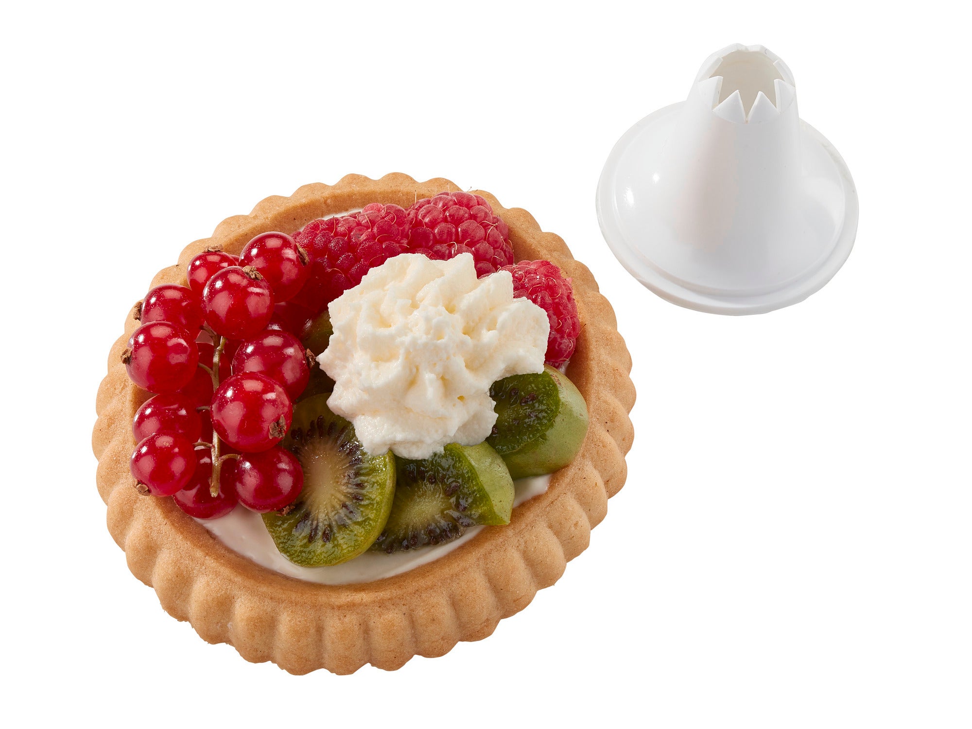 Ein Obsttörtchen mit Sahne, dekoriert mit roten Johannisbeeren, Himbeeren und Kiwi. Daneben liegt eine Einhand-Garnierspritze, ideal zum Verzieren von Desserts.
