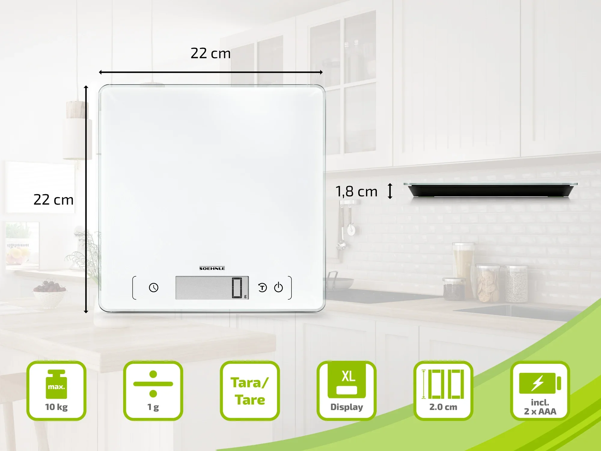 Küchenwaage Soehnle: Digitale Waage in moderner Küche, zeigt Maße 22x22x1,8 cm. Funktionen: Tara, XL-Display, 10 kg Kapazität, 1 g Genauigkeit, 2x AAA-Batterien.