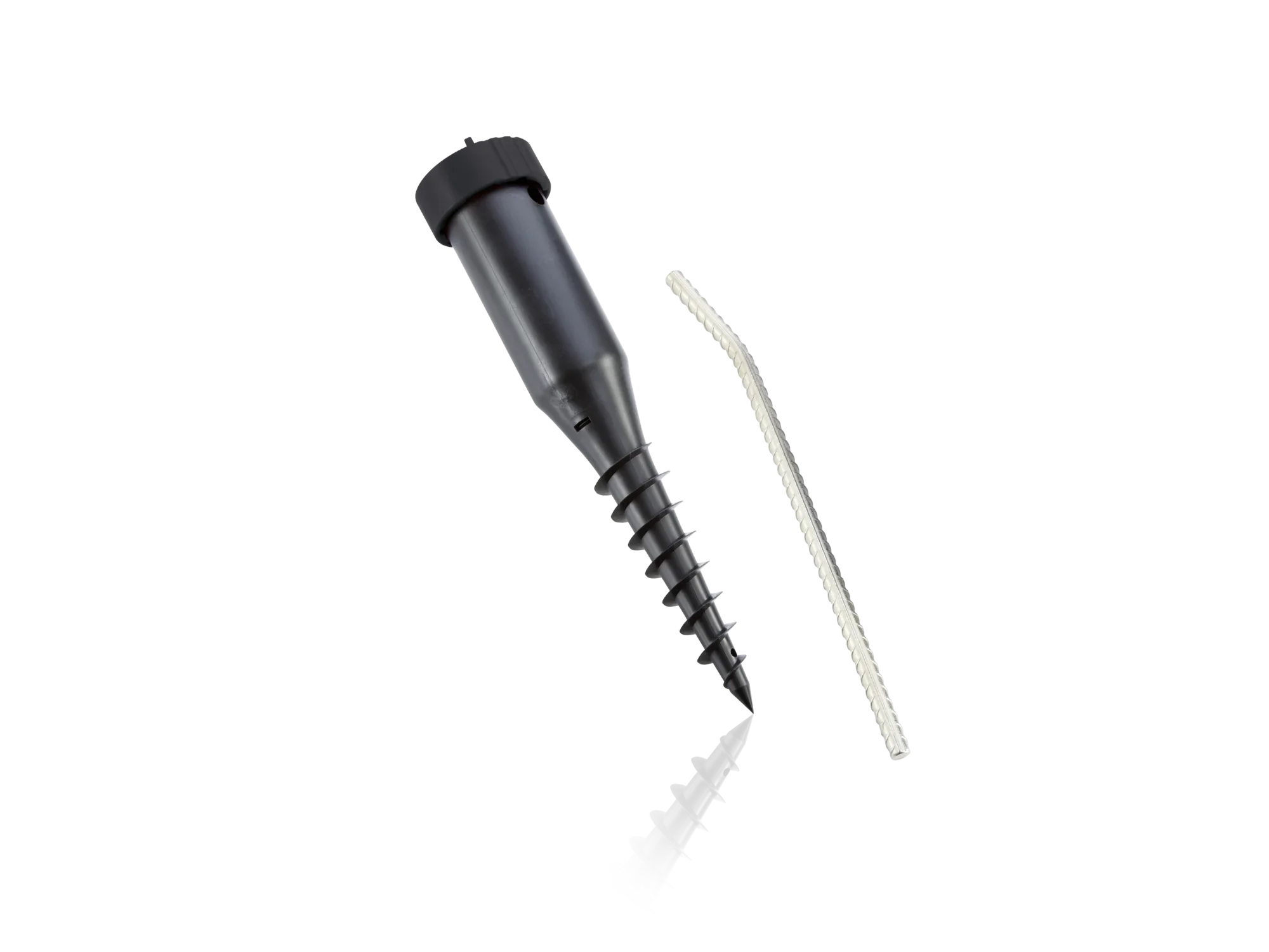 Centrale grondplug met inschroefstang. Op de afbeelding zie je een zwart grondanker met een spiraalvormige punt en een losse inbrengstang. Ideaal voor stabiele bevestigingen.