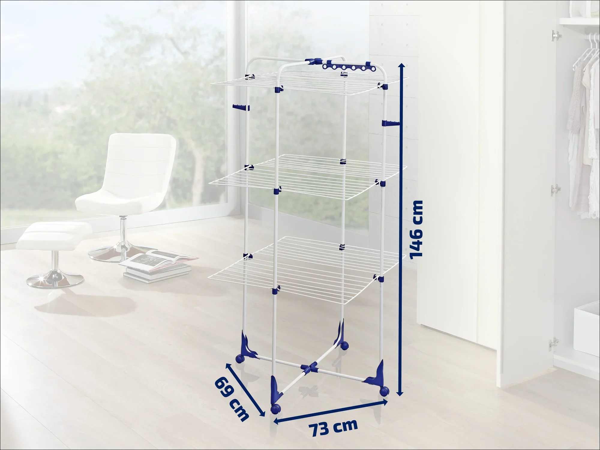 Een torendroger staat in een moderne, lichte ruimte. De droger heeft drie niveaus en is 146 cm hoog, 73 cm breed en 69 cm diep. Ideaal voor kleine ruimtes.