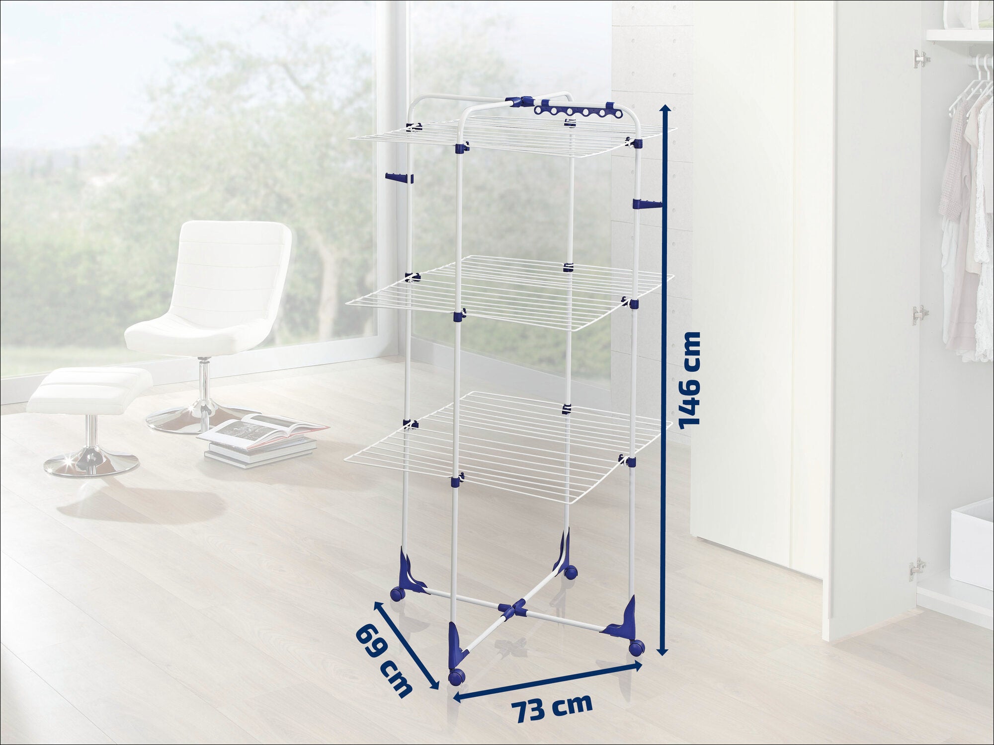 Een torendroger staat in een moderne, lichte ruimte. De droger heeft drie niveaus en is 146 cm hoog, 73 cm breed en 69 cm diep. Ideaal voor kleine ruimtes.