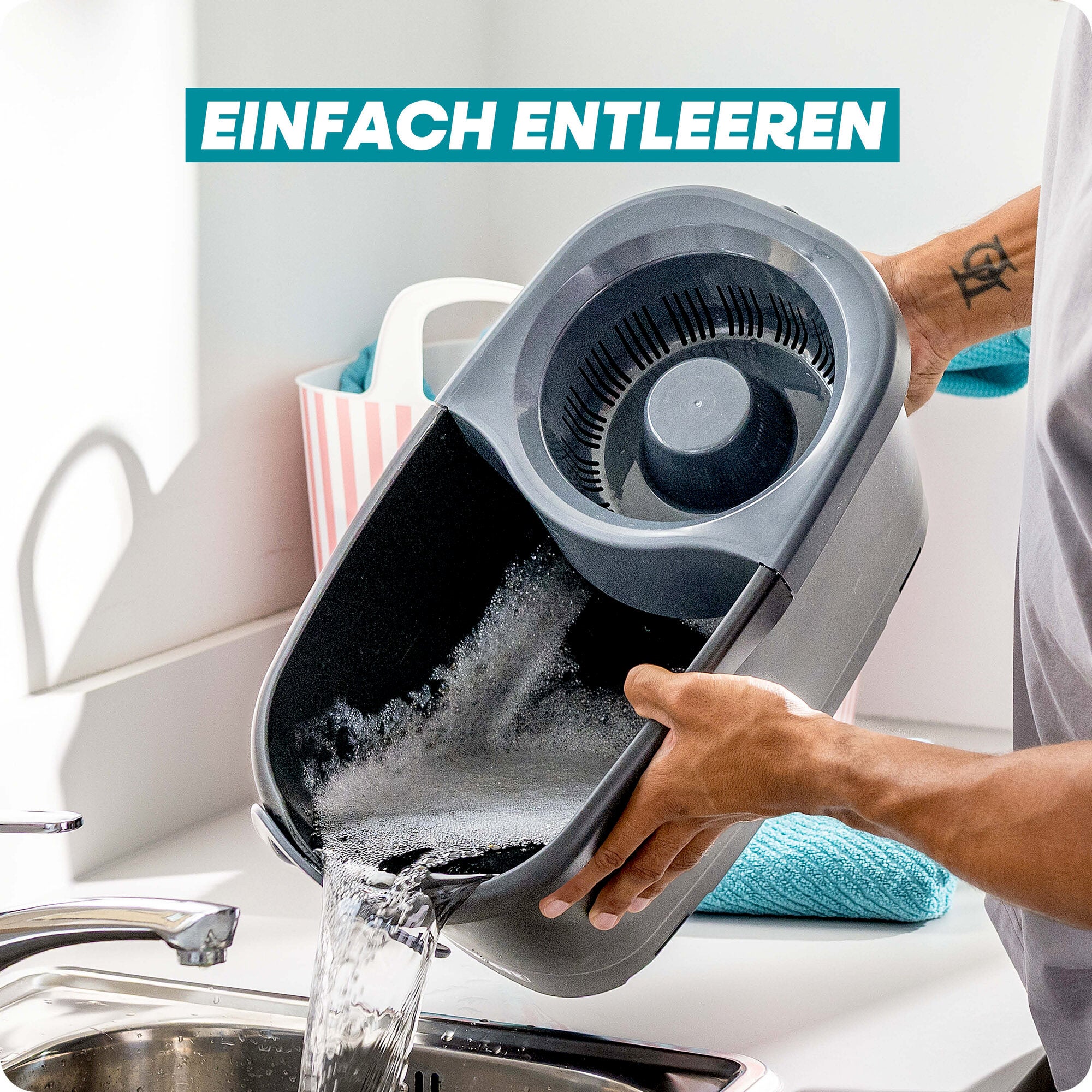 Leifheit Set CLEAN TWIST Disc Mop Black beim einfachen Entleeren: Der schwarze Eimer mit Schleudersieb wird über dem Spülbecken ausgekippt, Wasser läuft sauber und kontrolliert aus.