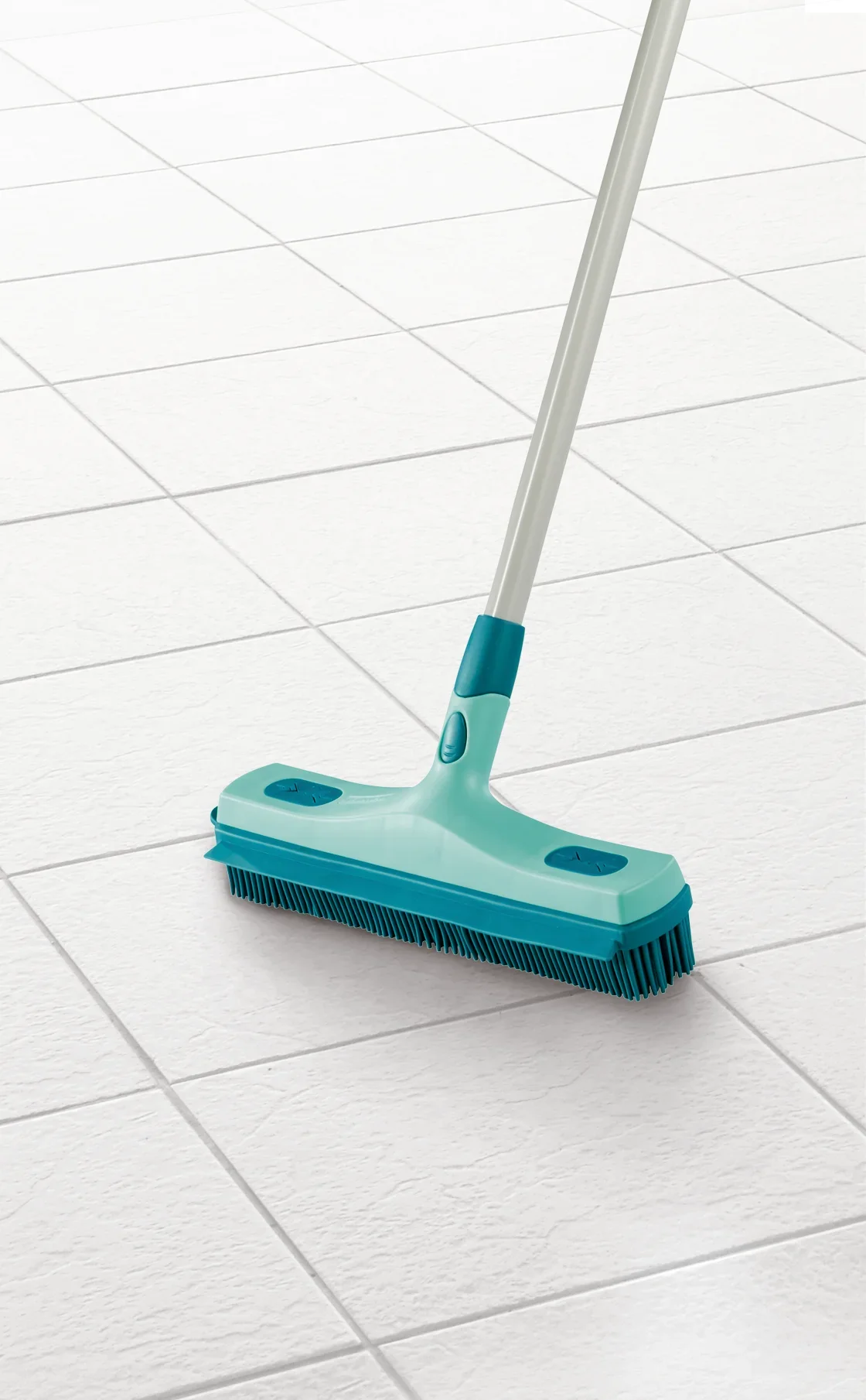 Een turquoise rubberen bezem met een breedte van 30 cm wordt gebruikt op witte tegels. De bezem heeft een ergonomische steel en is ideaal voor het reinigen van gladde oppervlakken.