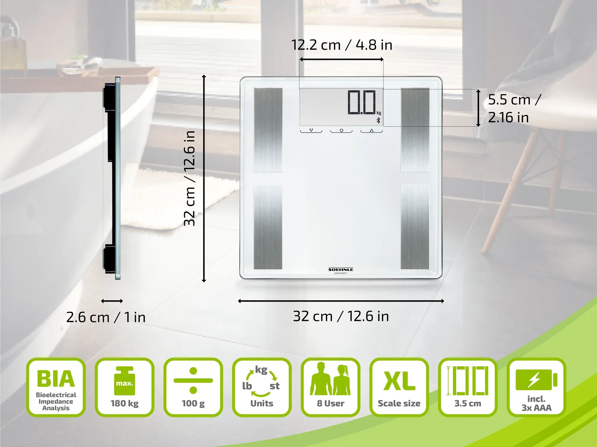 Personenweegschaal met bio-elektrische impedantie analyse (BIA) in een moderne badkamer. De weegschaal is 32 cm breed en 32 cm hoog, met een diepte van 2,6 cm. Hij kan tot 180 kg dragen en biedt metingen in kg en lb.