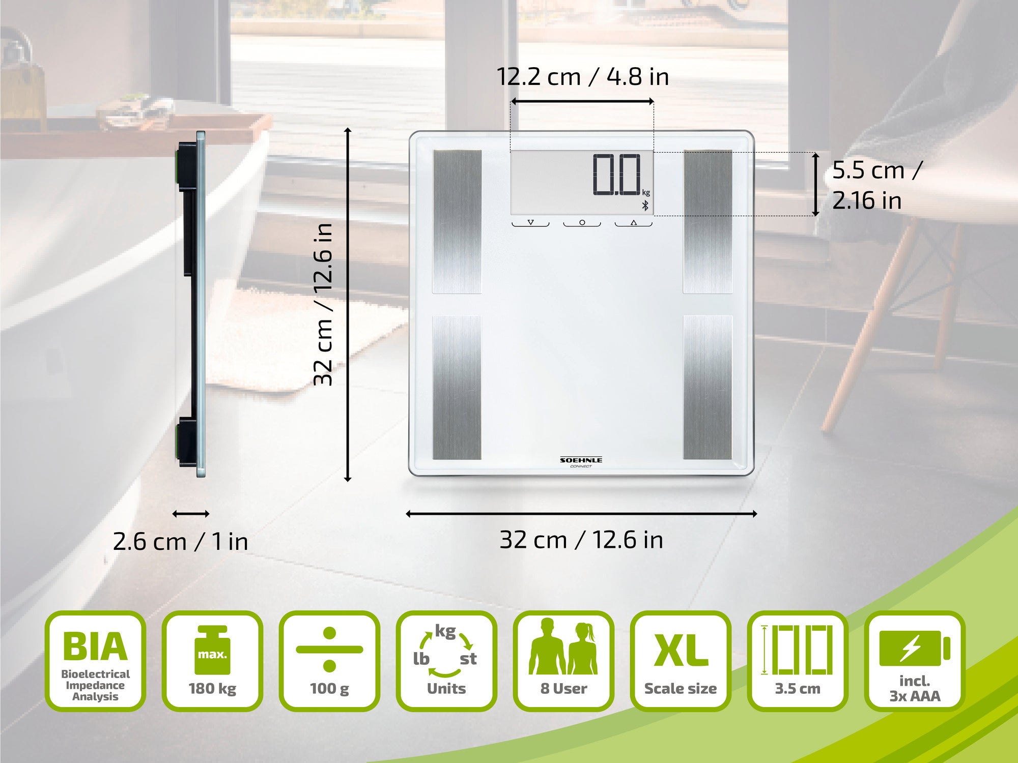 Personenwaage mit Bioelektrischer Impedanzanalyse (BIA) in einem modernen Badezimmer. Die Waage ist 32 cm breit und 32 cm hoch, mit einer Tiefe von 2,6 cm. Sie unterstützt bis zu 180 kg und bietet Messungen in kg und lb.
