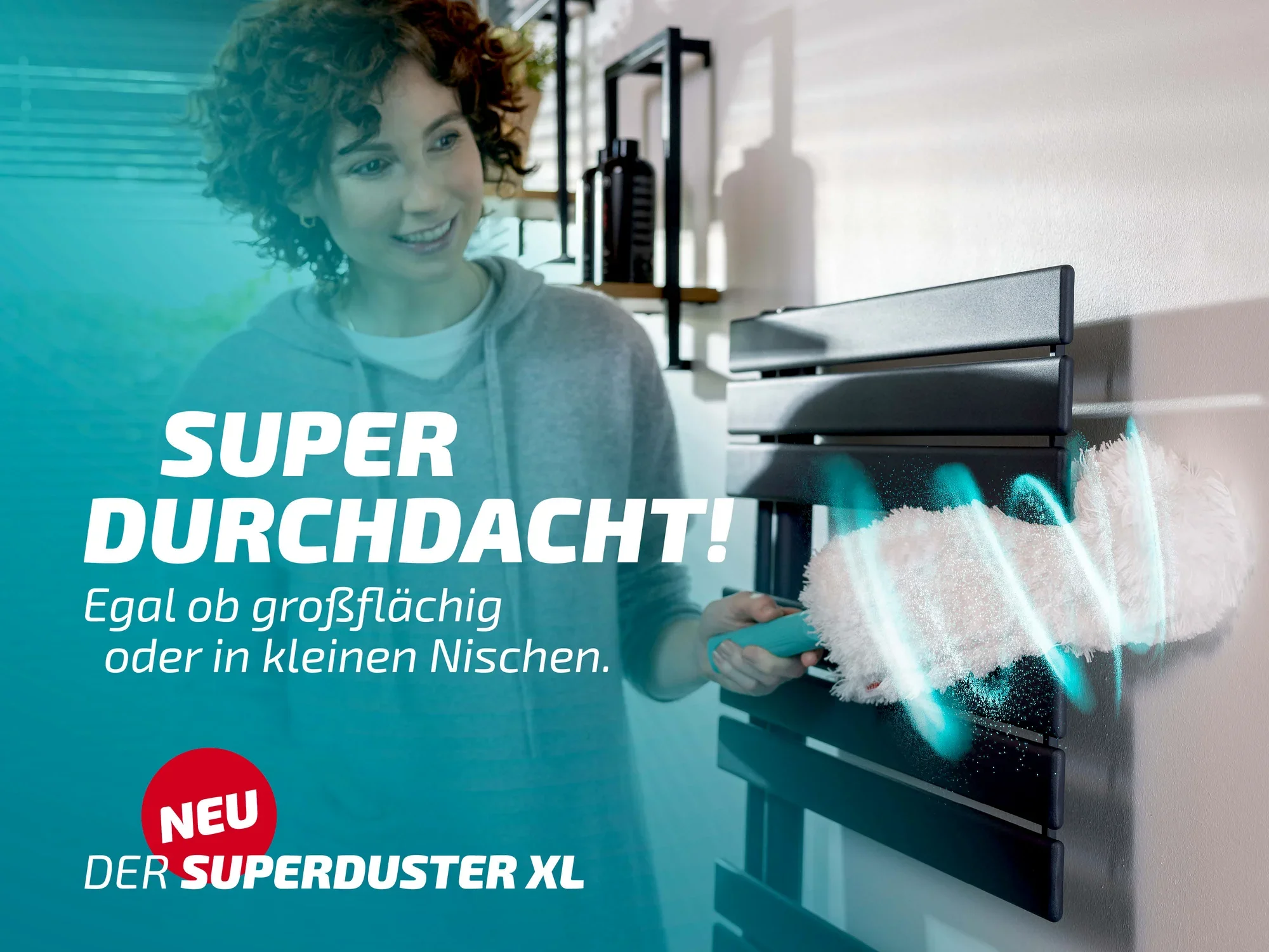 Eine Frau benutzt den Leifheit Superduster XL, um Staub von einem Heizkörper zu entfernen. Der Staubwedel ist ideal für große Flächen und enge Nischen. Text: "Super durchdacht! Egal ob großflächig oder in kleinen Nischen.