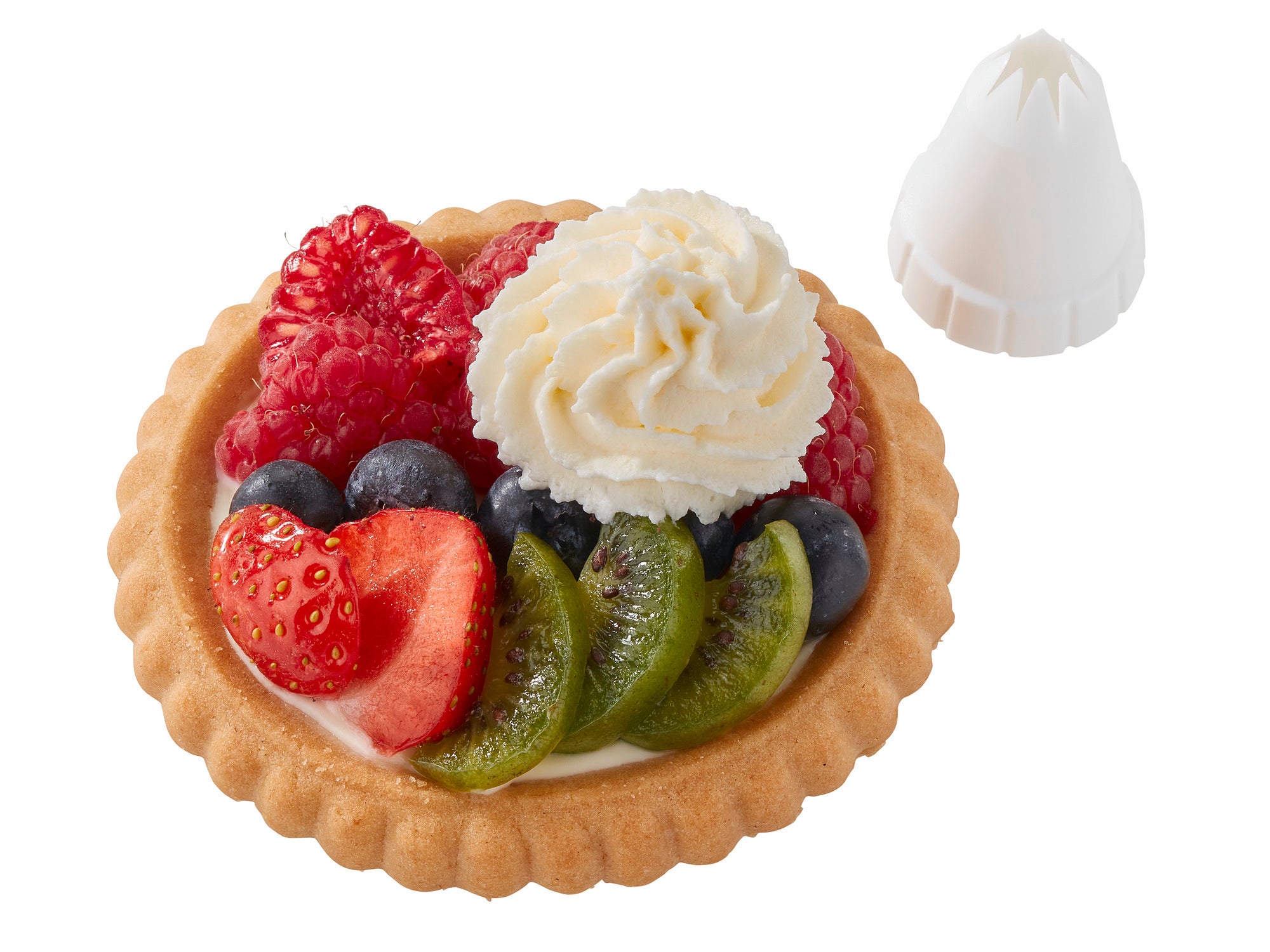 Ein Obsttörtchen mit Himbeeren, Erdbeeren, Blaubeeren und Kiwi, garniert mit Sahne, liegt neben einer Spritztülle. Das Bild zeigt die Anwendung eines Spritzbeutel-Sets.