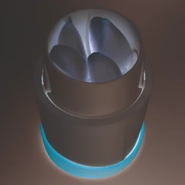 Knoflooksnijder in actie: Vier gepelde knoflookteentjes worden in een witte knoflooksnijder met rode onderkant gelegd, klaar om te worden gesneden.