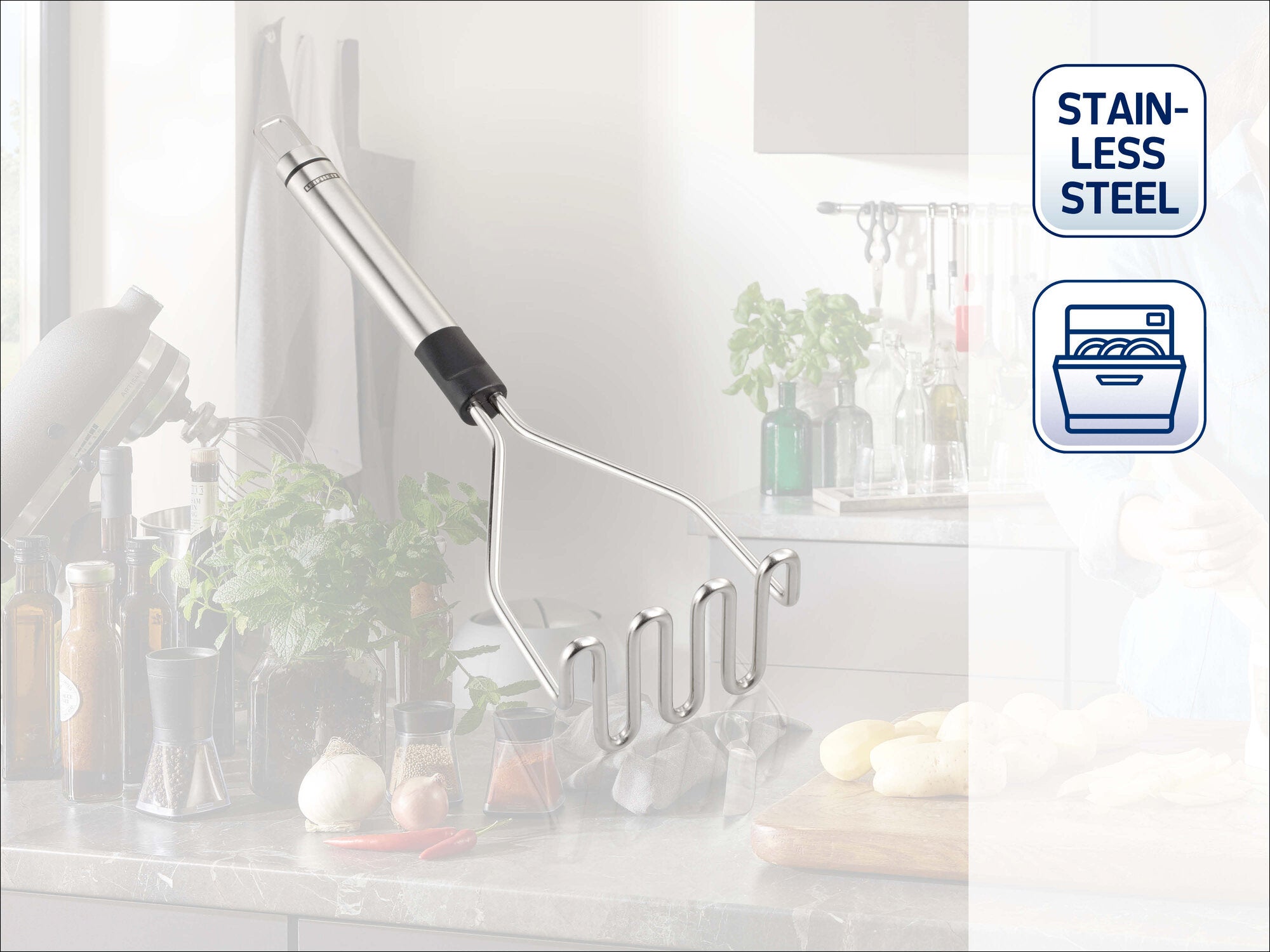 Leifheit Kartoffelstampfer Sterling aus rostfreiem Edelstahl mit ergonomischem Griff und stabilem Drahtkopf, freigestellt vor heller Küchenszene für müheloses Zerkleinern von Kartoffeln und Gemüse.