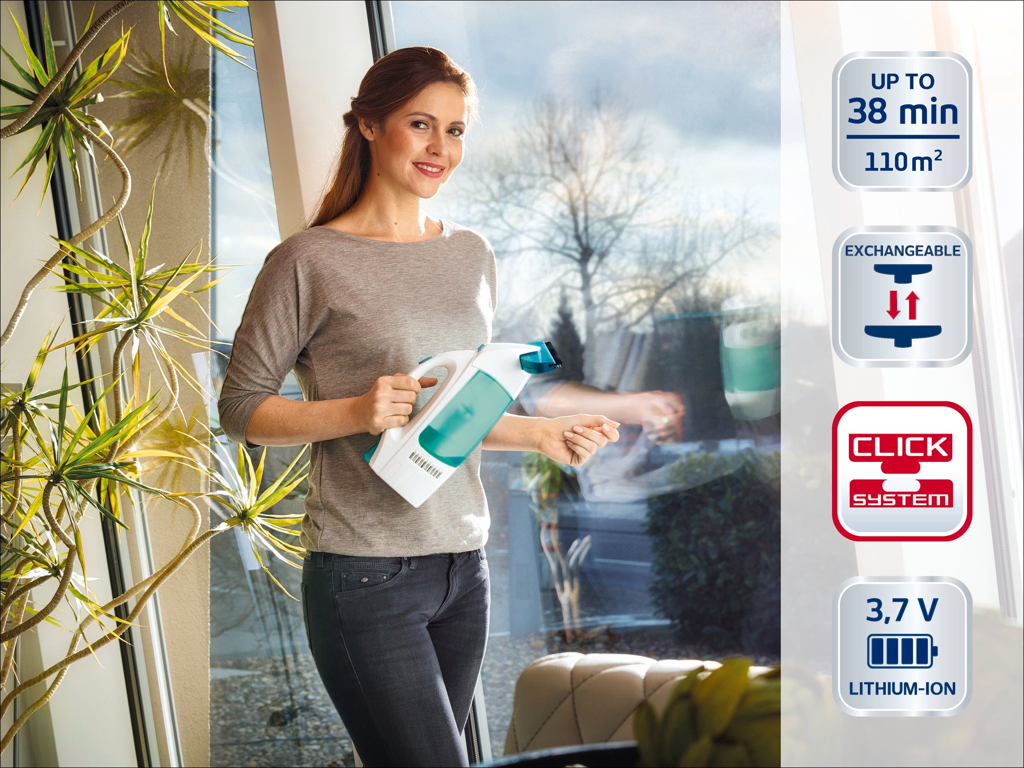 Una mujer limpia una ventana con el aspirador de ventanas Leifheit. El aparato ofrece hasta 38 minutos de autonomía, es recargable y utiliza un sistema de iones de litio de 3,7 V. Ideal para 110 m².