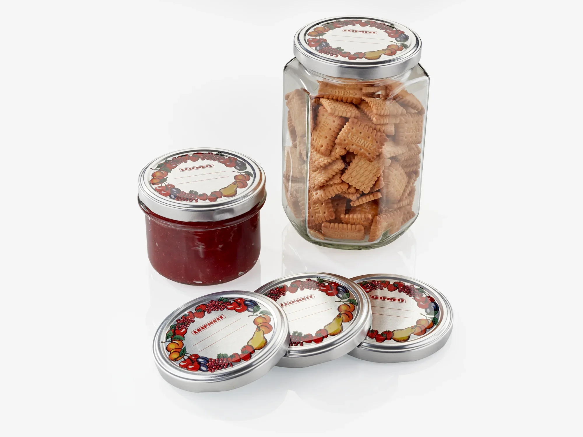 Jeden słoik z herbatnikami i jeden słoik z czerwonym dżemem, oba z ozdobnymi wymiennymi pokrywkami o średnicy 82 mm. W zestawie znajdują się trzy dodatkowe pokrywki, wszystkie z kolorowym motywem owoców.