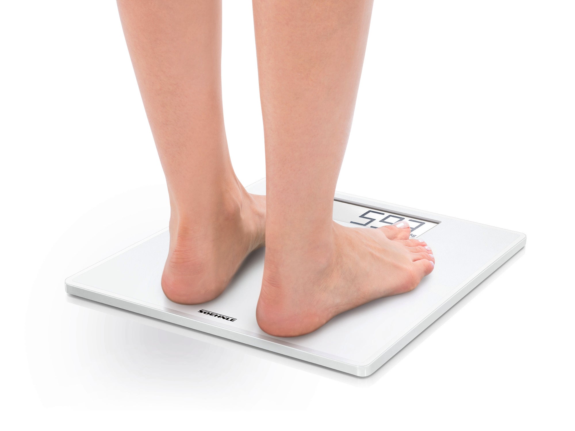 Een persoon staat met blote voeten op een digitale badkamerweegschaal, model Style Sense Safe 100. De weegschaal toont het gewicht op een duidelijk, gemakkelijk af te lezen display.