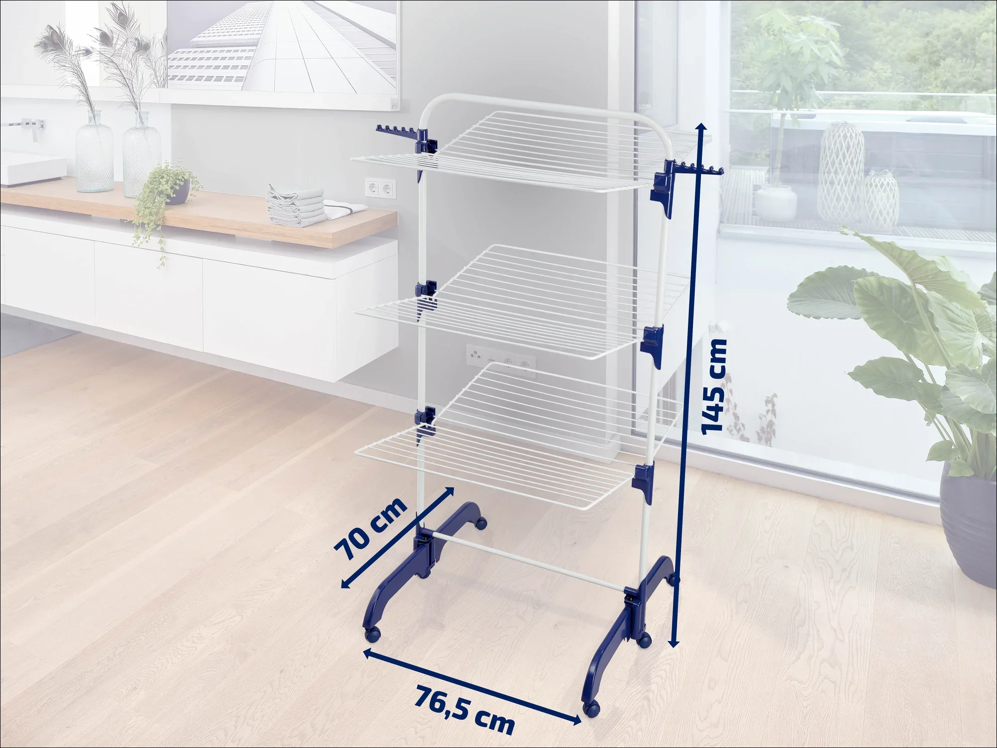 Un séchoir à linge à trois niveaux, idéal pour les petites pièces. Ses dimensions sont 145 cm de haut, 76,5 cm de large et 70 cm de profondeur. Parfait pour un séchage efficace des vêtements.