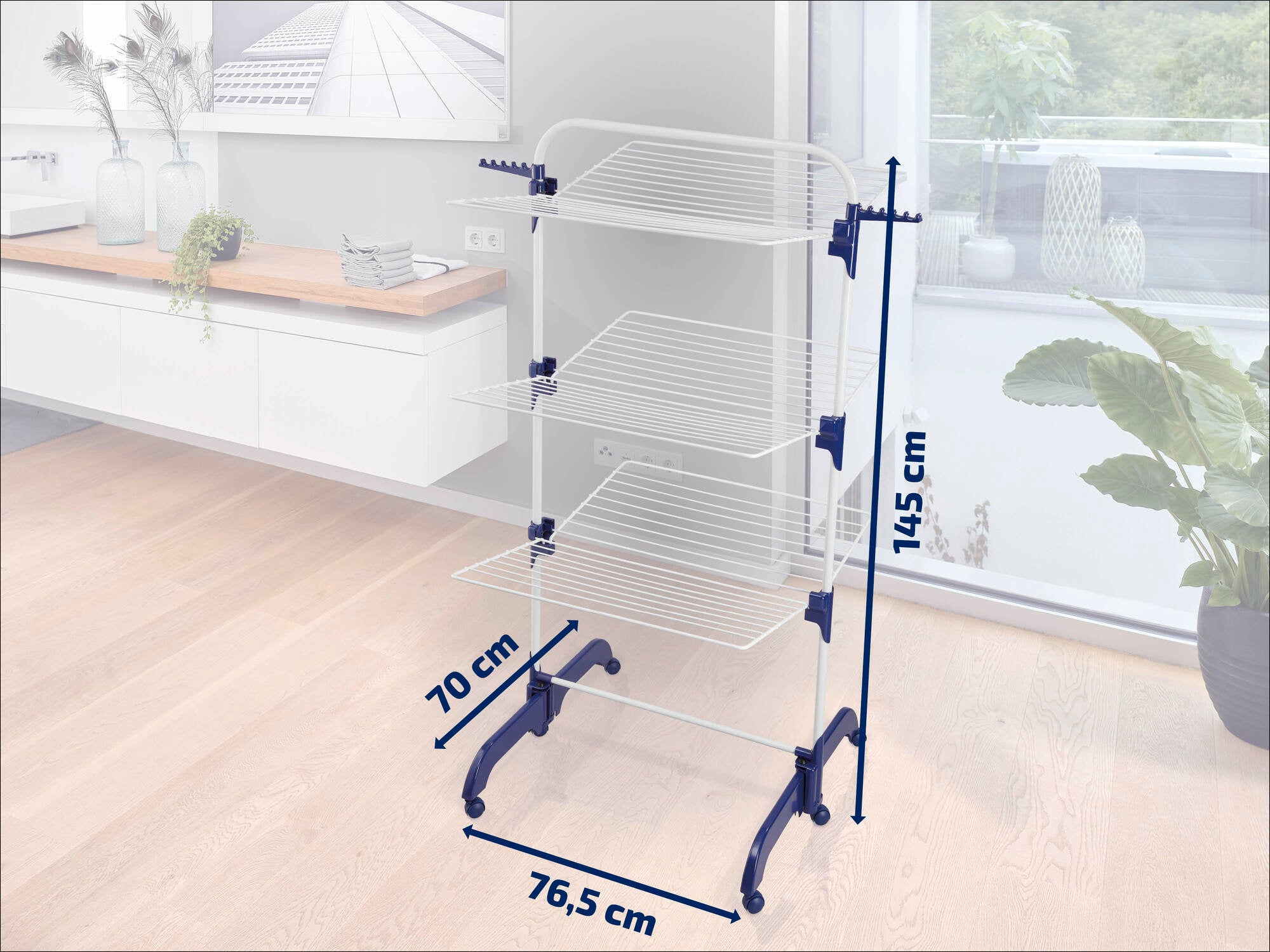 A tower dryer with three levels, ideal for small rooms. It measures 145 cm high, 76.5 cm wide and 70 cm deep. Perfect for efficient drying of clothes.