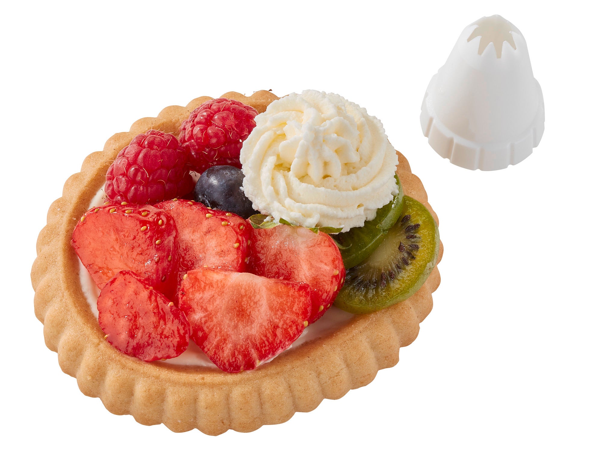 Ein Spritzbeutel-Set wird verwendet, um eine Tarte mit frischen Erdbeeren, Himbeeren, Kiwi und Sahne zu dekorieren. Der Spritzaufsatz liegt neben der Tarte.