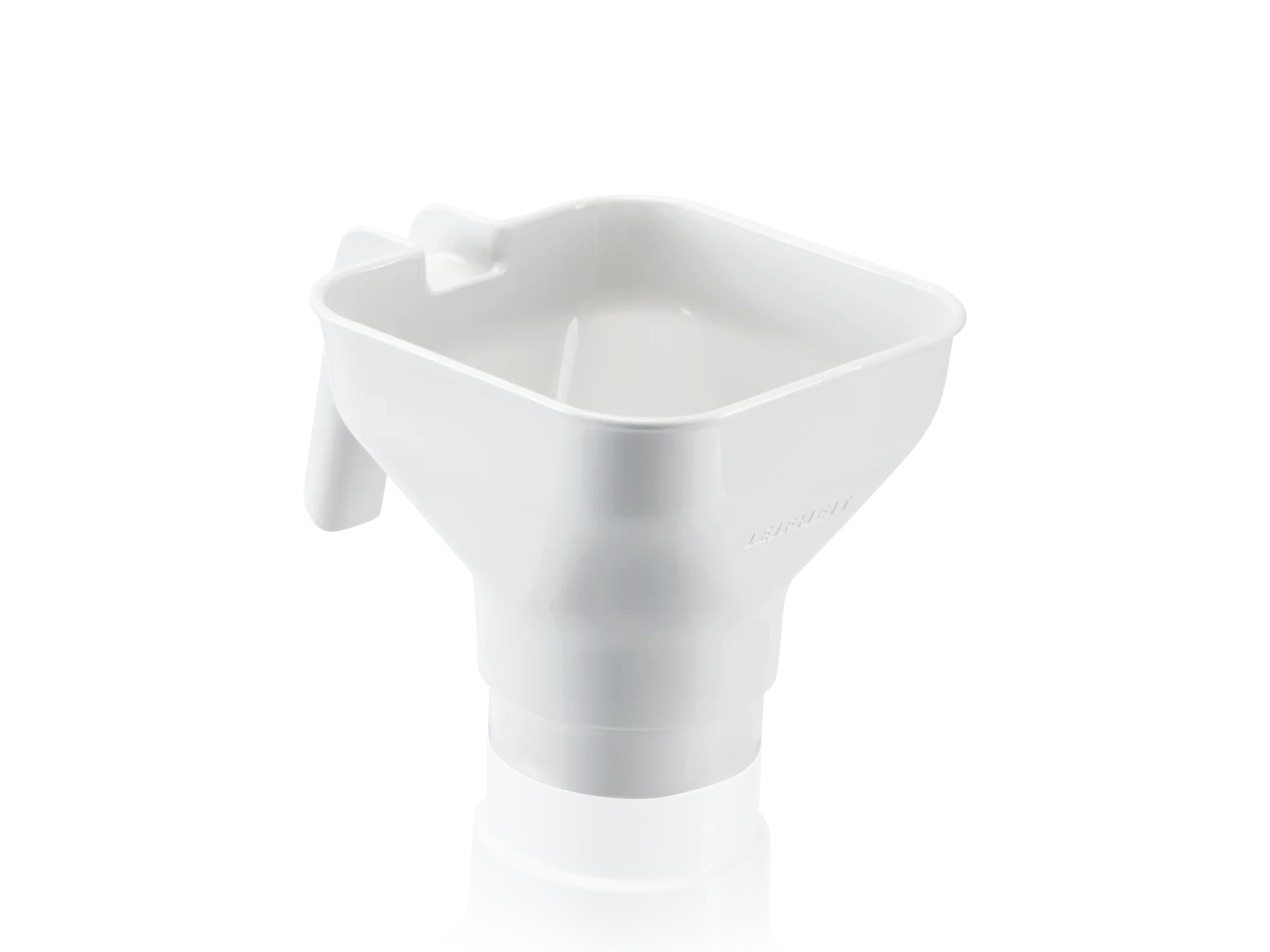 Een witte plastic trechter met vierkante opening en handvat. Ideaal voor het eenvoudig en precies decanteren van vloeistoffen in smalle potjes.