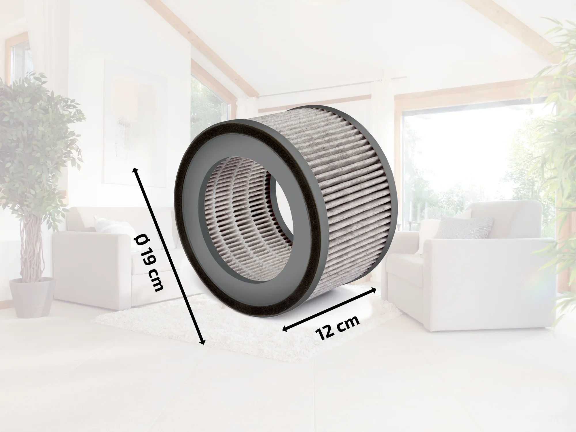 Okrągły filtr powietrza o średnicy 19 cm i głębokości 12 cm stoi w jasnym salonie. Filtr ma nowoczesny wygląd i dobrze komponuje się z otoczeniem.