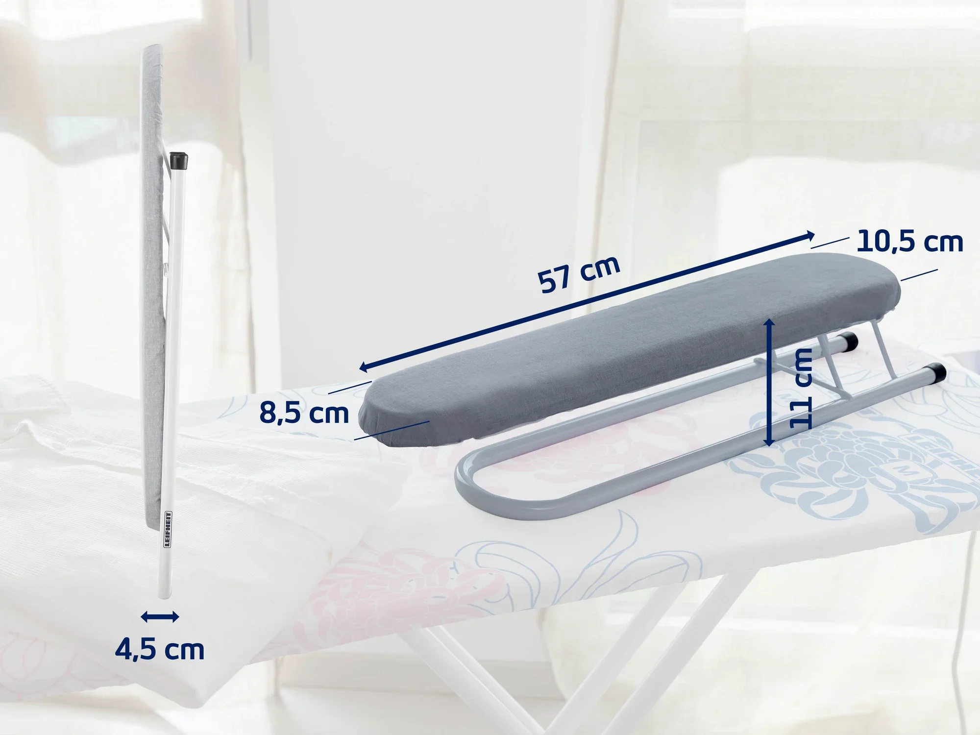 Een grijze mouwplank als accessoire voor strijkplanken, ideaal voor het strijken van mouwen en kleine kledingstukken. Afmetingen: 57 cm lang, 10,5 cm breed, 11 cm hoog.