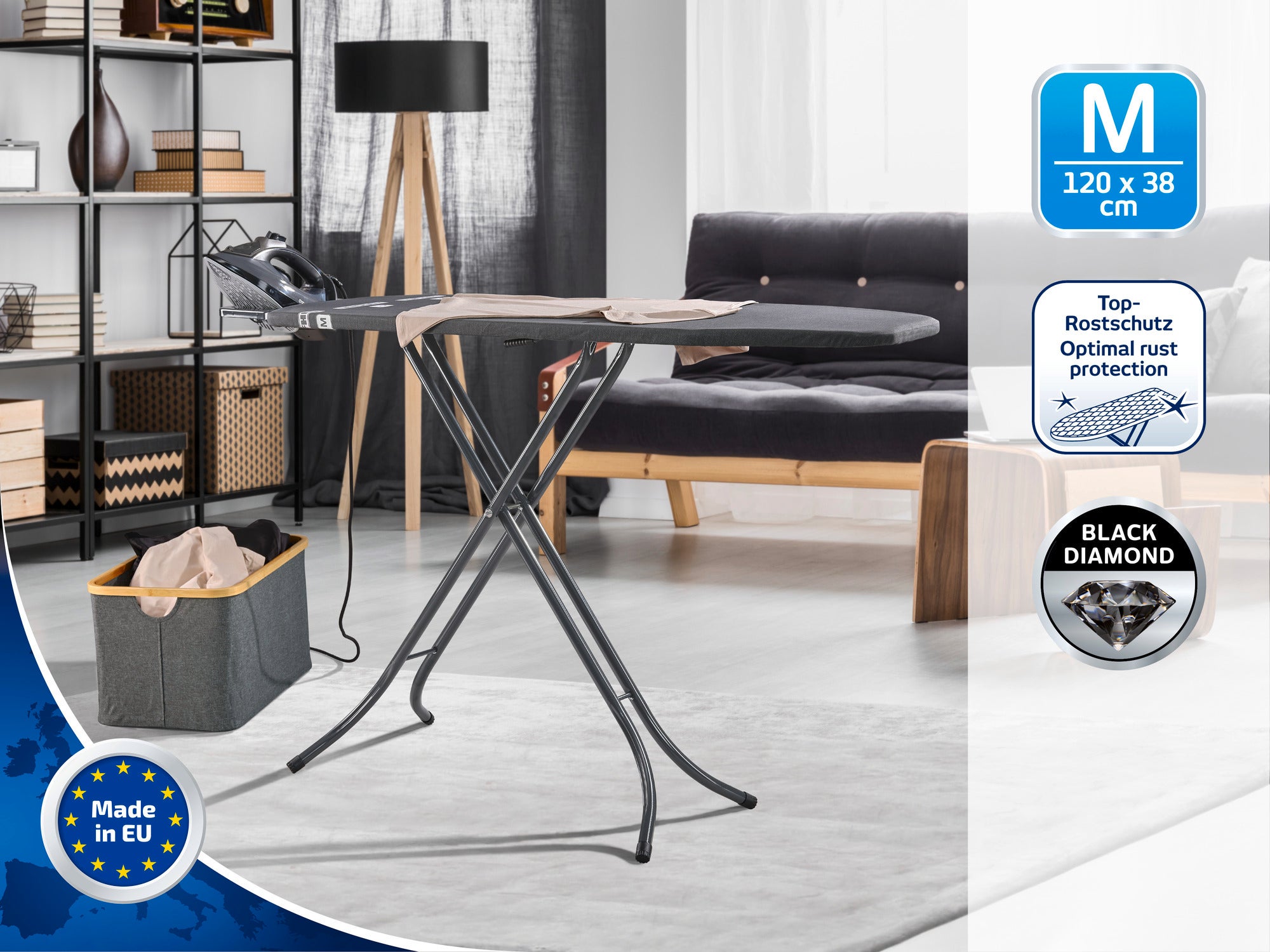 Moderner Bügeltisch in einem stilvollen Wohnzimmer. Der Tisch hat eine schwarze Oberfläche und ein robustes Gestell. Er bietet optimalen Rostschutz und ist in der EU hergestellt.
