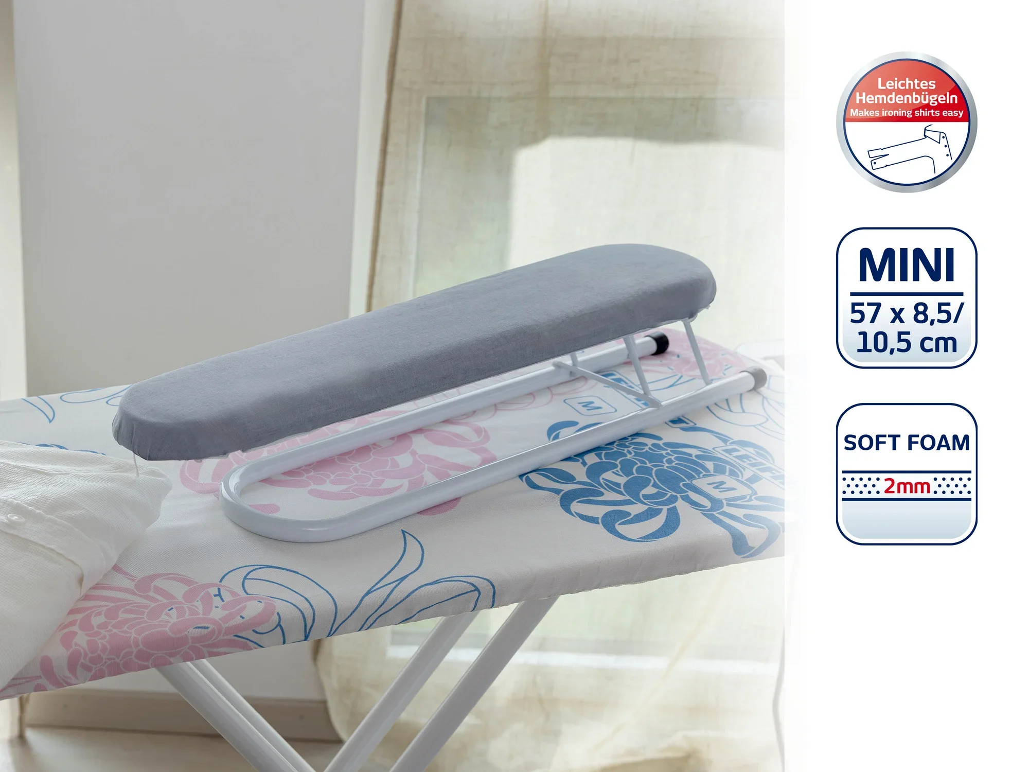 Een grijs strijkplankaccessoire met zachte schuimvulling, ideaal voor het precies strijken van kleine kledingstukken. Compact formaat: 57 x 8,5 x 10,5 cm.