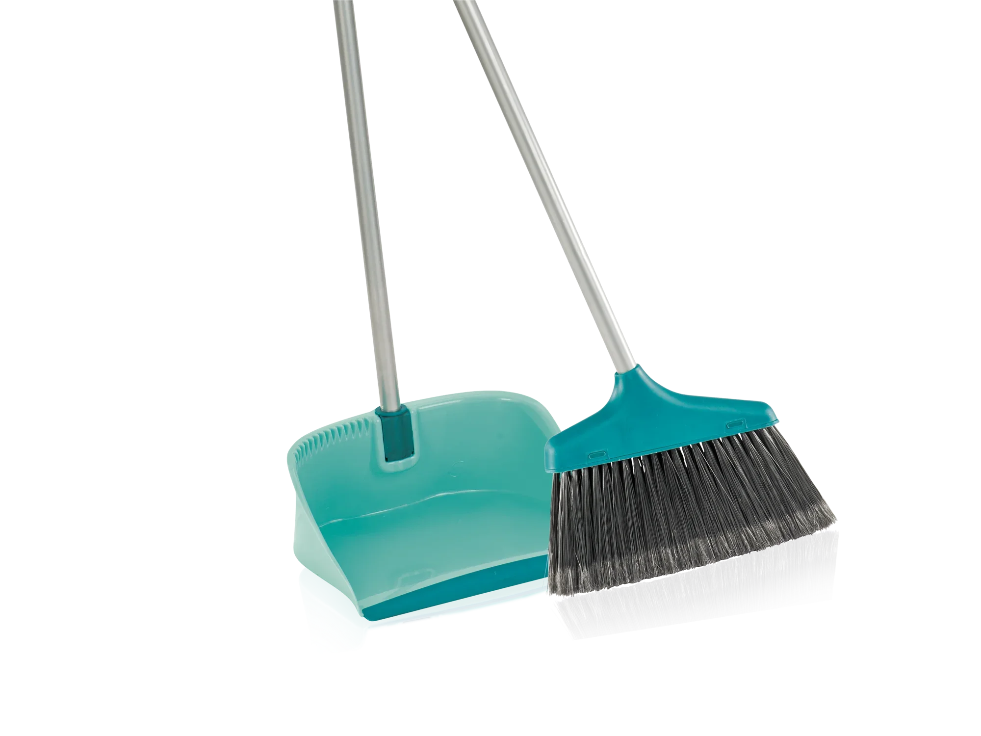 Klassieke veegset met steel en open stoffer in turkoois. De set bestaat uit een bezem met grijze haren en een bijpassende stoffer, ideaal voor het schoonmaken van vloeren.