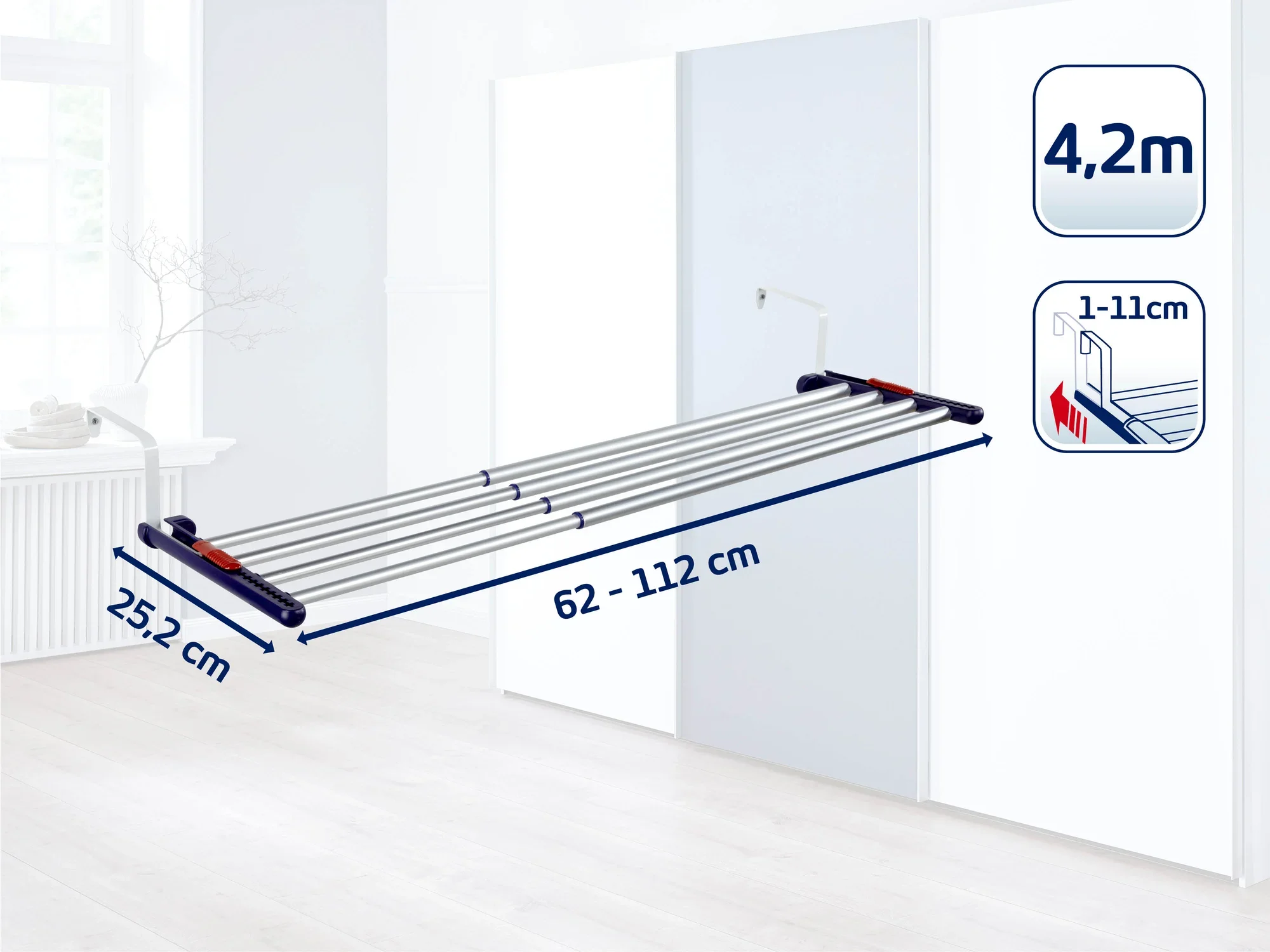 Een Leifheit hangende droger die aan de muur wordt bevestigd. Hij heeft een uitschuifbare breedte van 62 tot 112 cm en een diepte van 25,2 cm. De drooglengte is 4,2 meter. Ideaal voor kleine ruimtes.