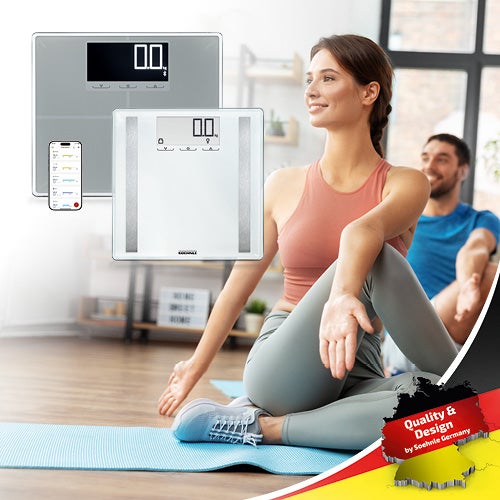 Ein Mann und eine Frau in Sportkleidung machen Yoga, daneben sind zwei Personenwaagen abgebildet.