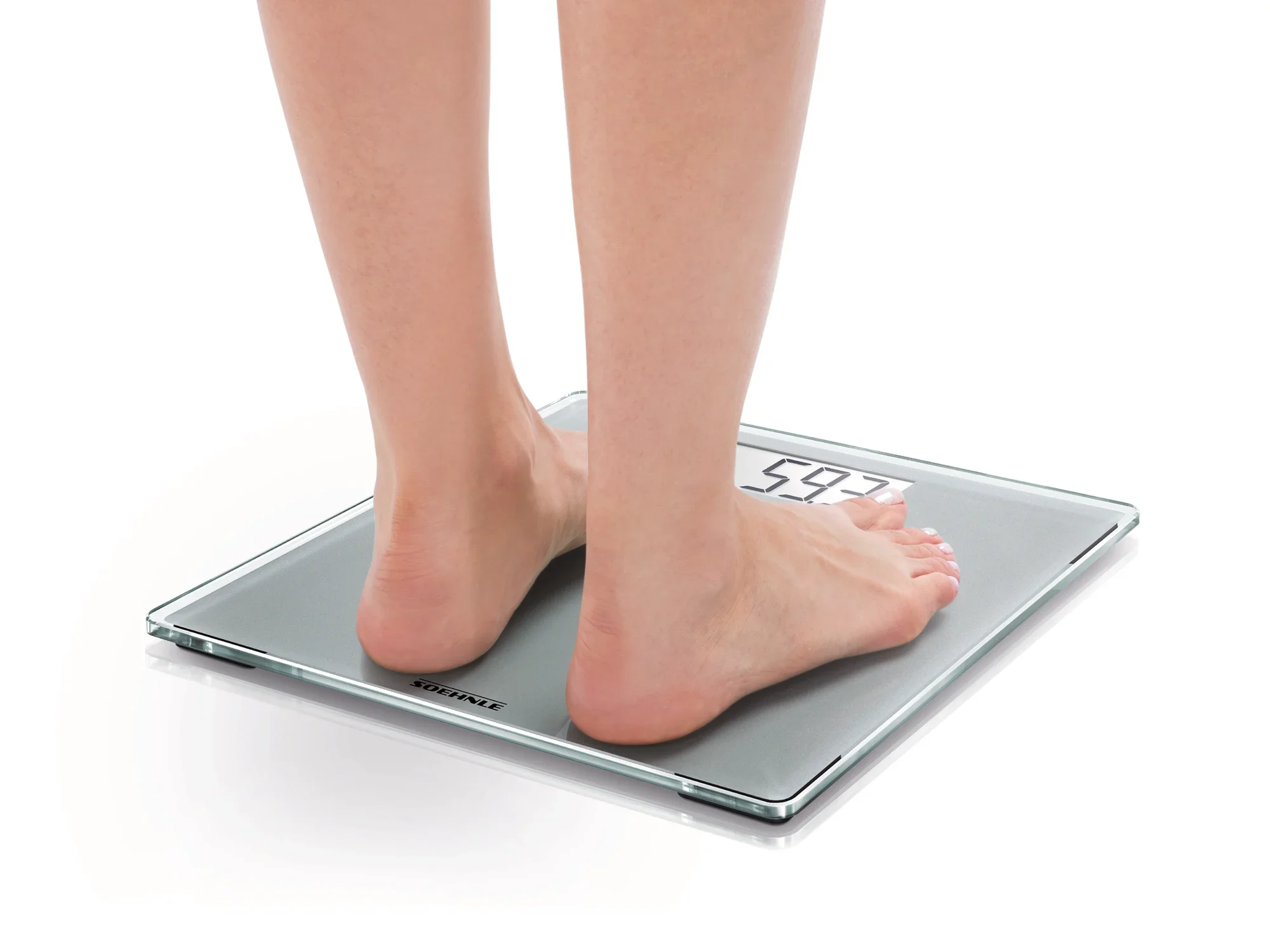 Osoba stoi boso na cyfrowej wadze łazienkowej, model Style Sense Compact 300. Waga pokazuje wagę na czytelnym wyświetlaczu. Idealna do precyzyjnych pomiarów masy ciała.